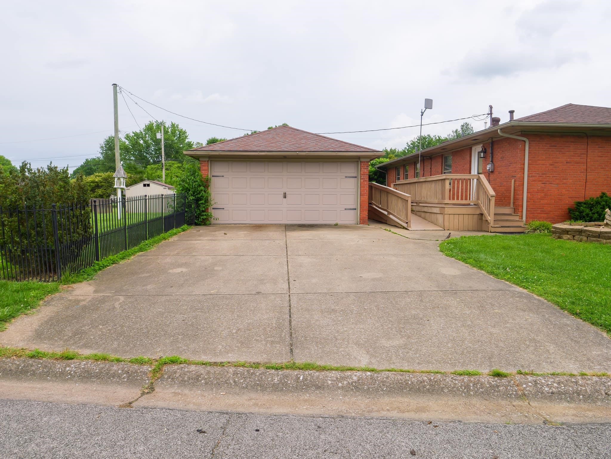 1745 College Dr, Owensboro, Kentucky 42301, 3 Bedrooms Bedrooms, ,2 BathroomsBathrooms,Single Family Residence,For Sale,College Dr,89667