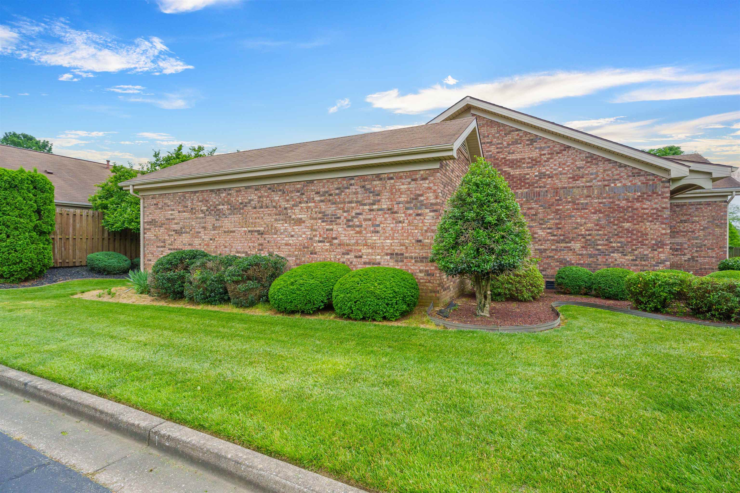 822 Live Oak Place, Owensboro, Kentucky 42303, 2 Bedrooms Bedrooms, ,2 BathroomsBathrooms,Townhouse,For Sale,Live Oak Place,89705