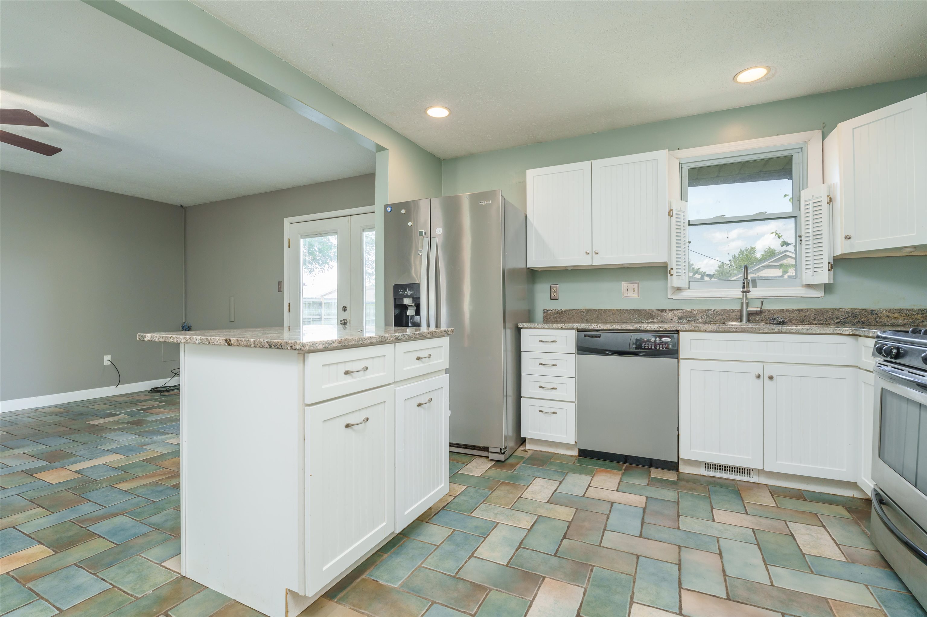 2435 Thornton Ave, Owensboro, Kentucky 42301, 3 Bedrooms Bedrooms, ,2 BathroomsBathrooms,Single Family Residence,For Sale,Thornton Ave,89726