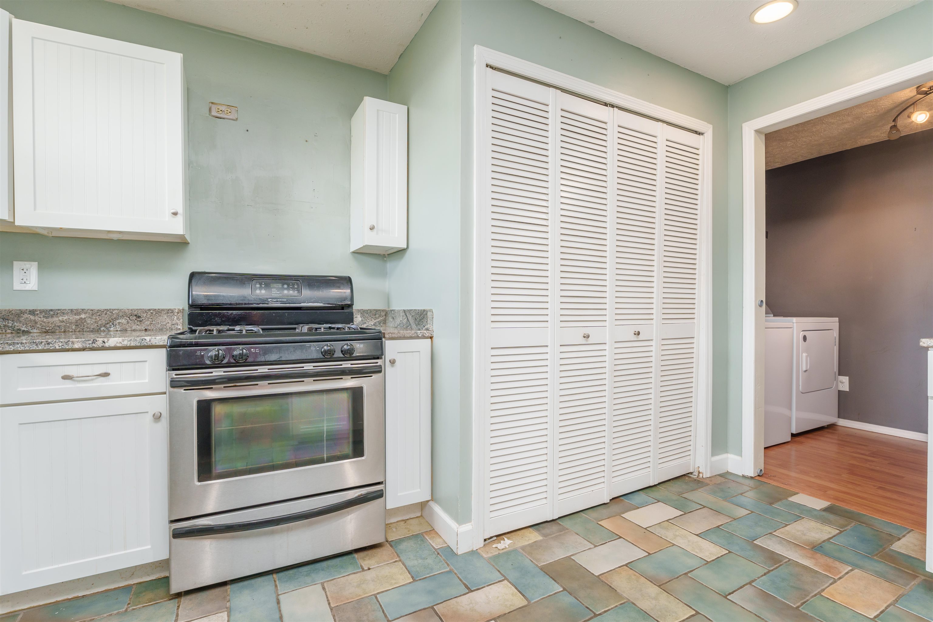 2435 Thornton Ave, Owensboro, Kentucky 42301, 3 Bedrooms Bedrooms, ,2 BathroomsBathrooms,Single Family Residence,For Sale,Thornton Ave,89726
