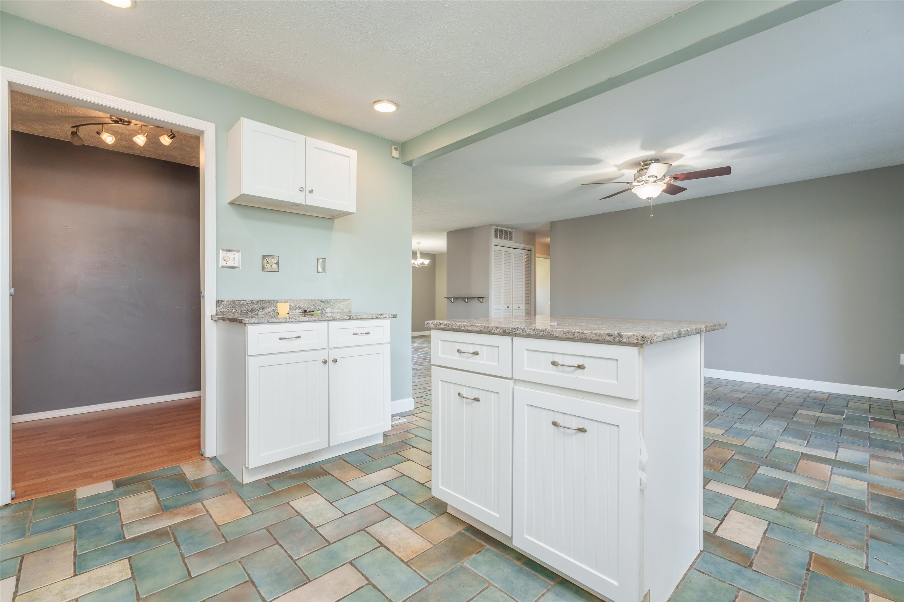 2435 Thornton Ave, Owensboro, Kentucky 42301, 3 Bedrooms Bedrooms, ,2 BathroomsBathrooms,Single Family Residence,For Sale,Thornton Ave,89726