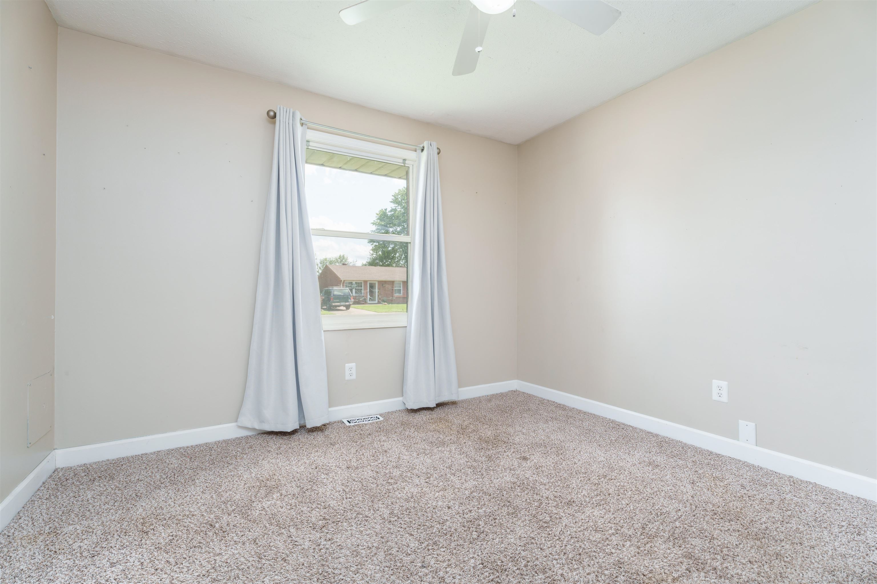 2435 Thornton Ave, Owensboro, Kentucky 42301, 3 Bedrooms Bedrooms, ,2 BathroomsBathrooms,Single Family Residence,For Sale,Thornton Ave,89726