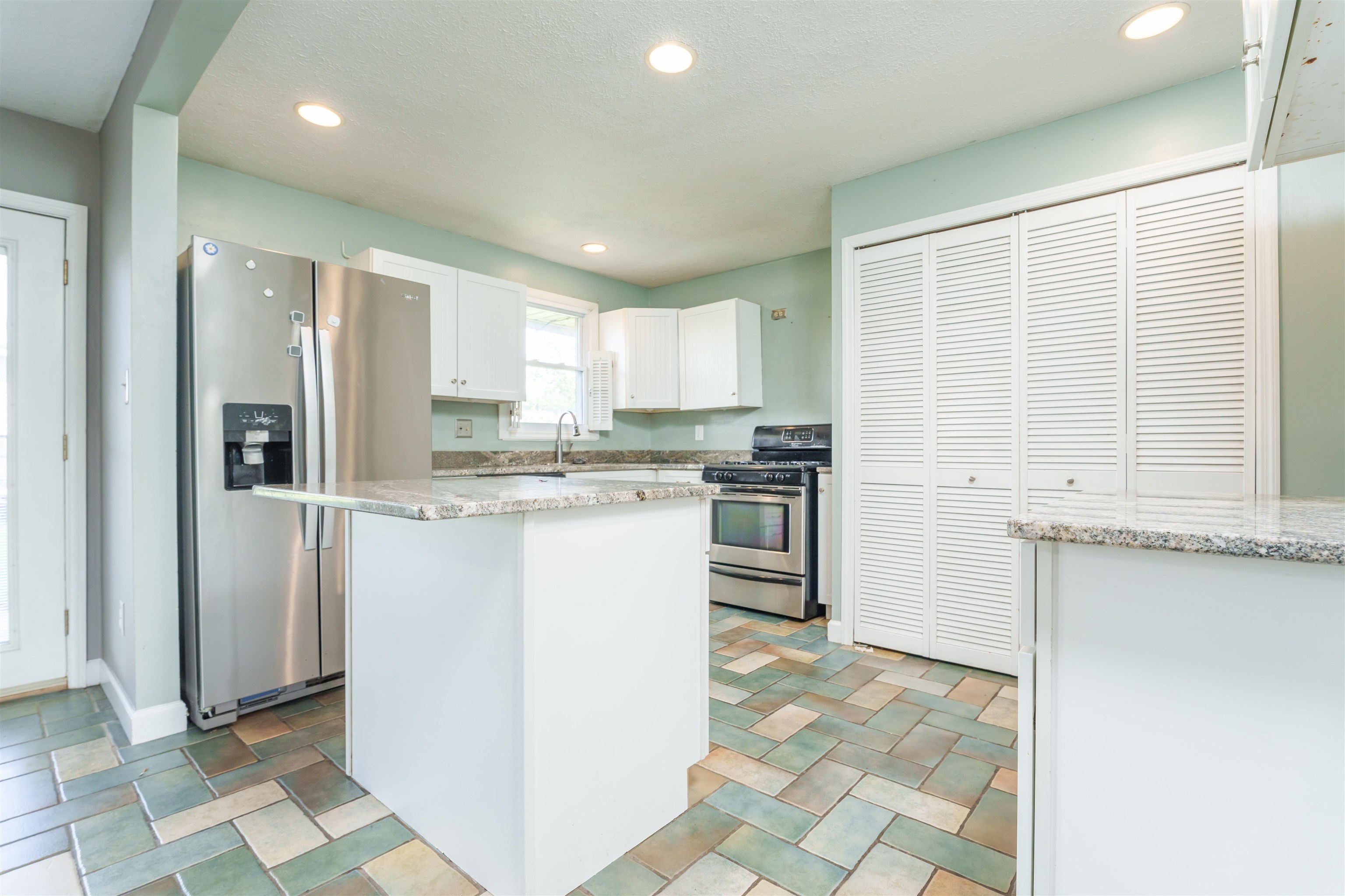 2435 Thornton Ave, Owensboro, Kentucky 42301, 3 Bedrooms Bedrooms, ,2 BathroomsBathrooms,Single Family Residence,For Sale,Thornton Ave,89726