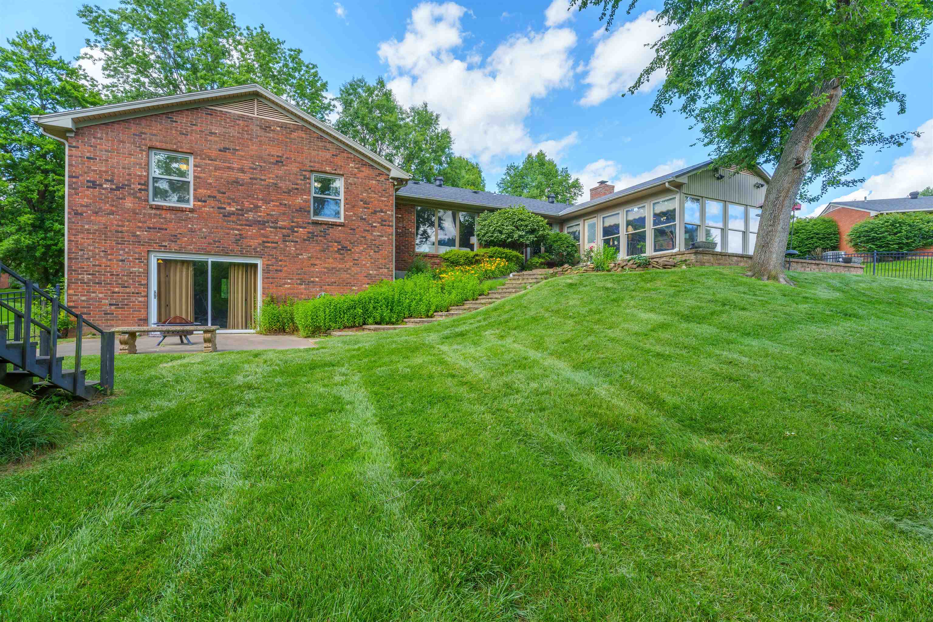 2333 Crescent Hill Drive, Owensboro, Kentucky 42303, 4 Bedrooms Bedrooms, ,3 BathroomsBathrooms,Single Family Residence,For Sale,Crescent Hill Drive,89760