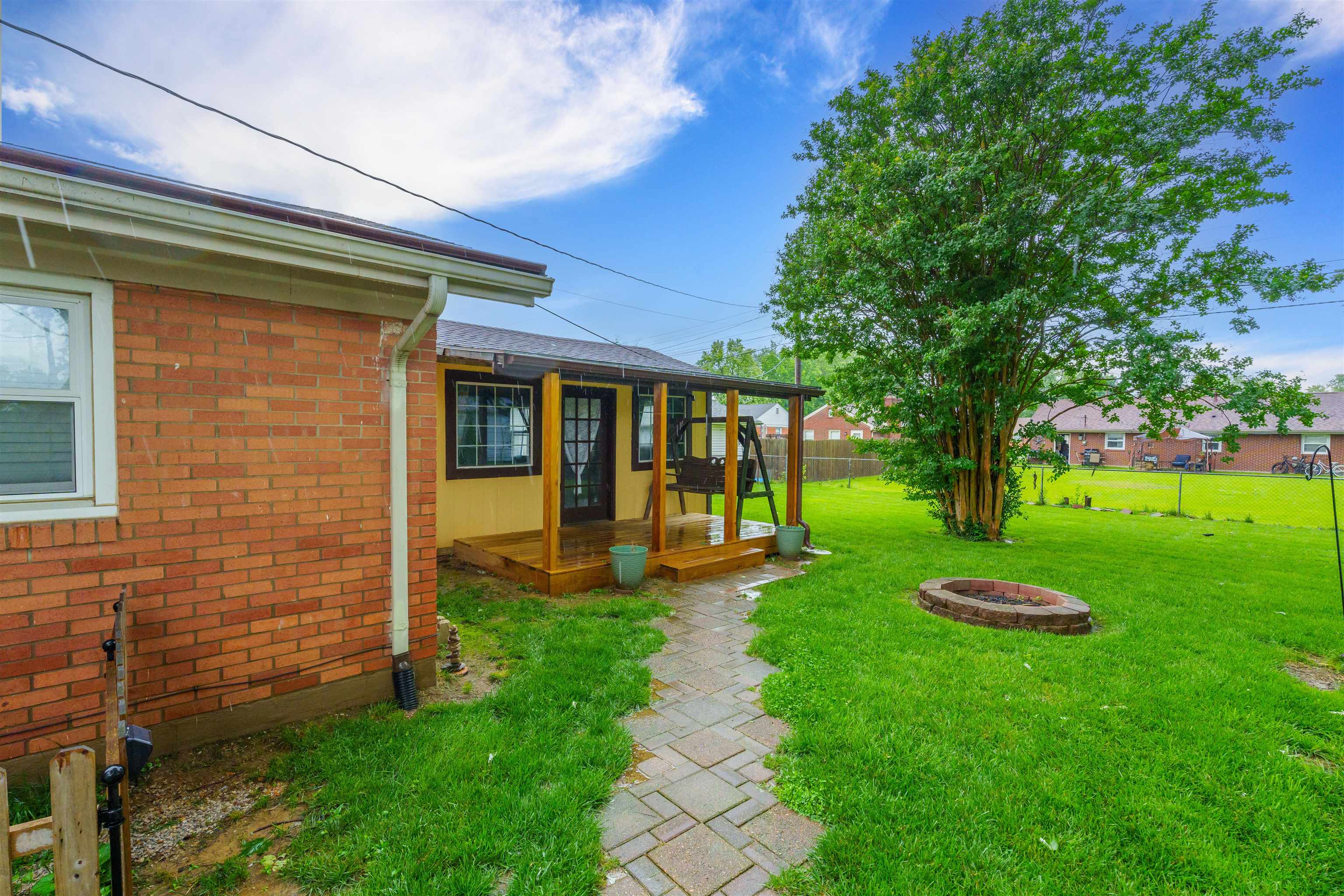 213 Holmes Dr, Owensboro, Kentucky 42303, 3 Bedrooms Bedrooms, ,1 BathroomBathrooms,Single Family Residence,For Sale,Holmes Dr,89788