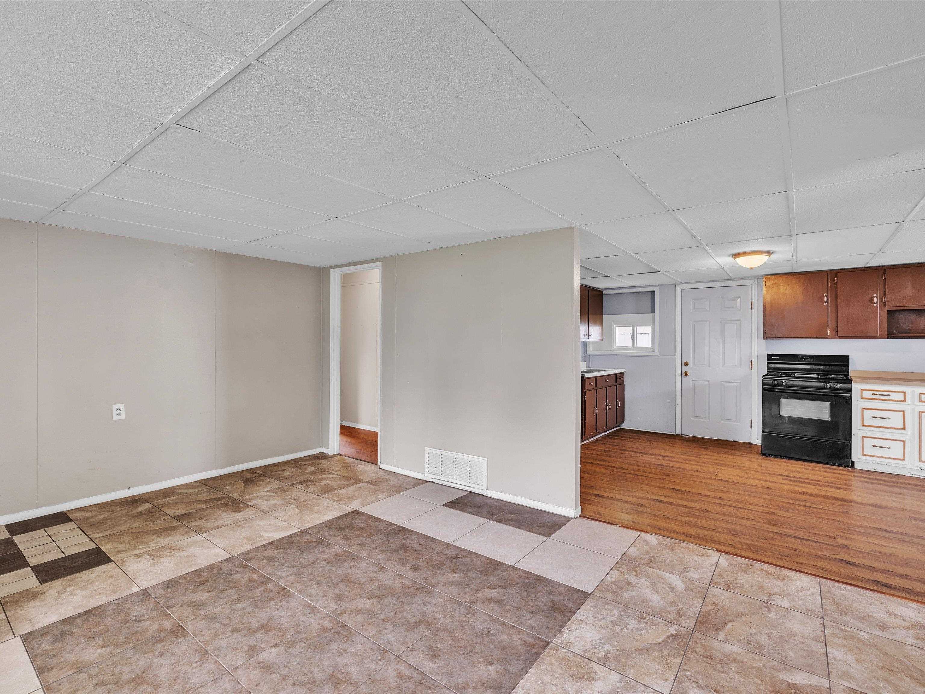 2714 West 6th, Owensboro, Kentucky 42301, 3 Bedrooms Bedrooms, ,1 BathroomBathrooms,Single Family Residence,For Sale,West 6th,89799