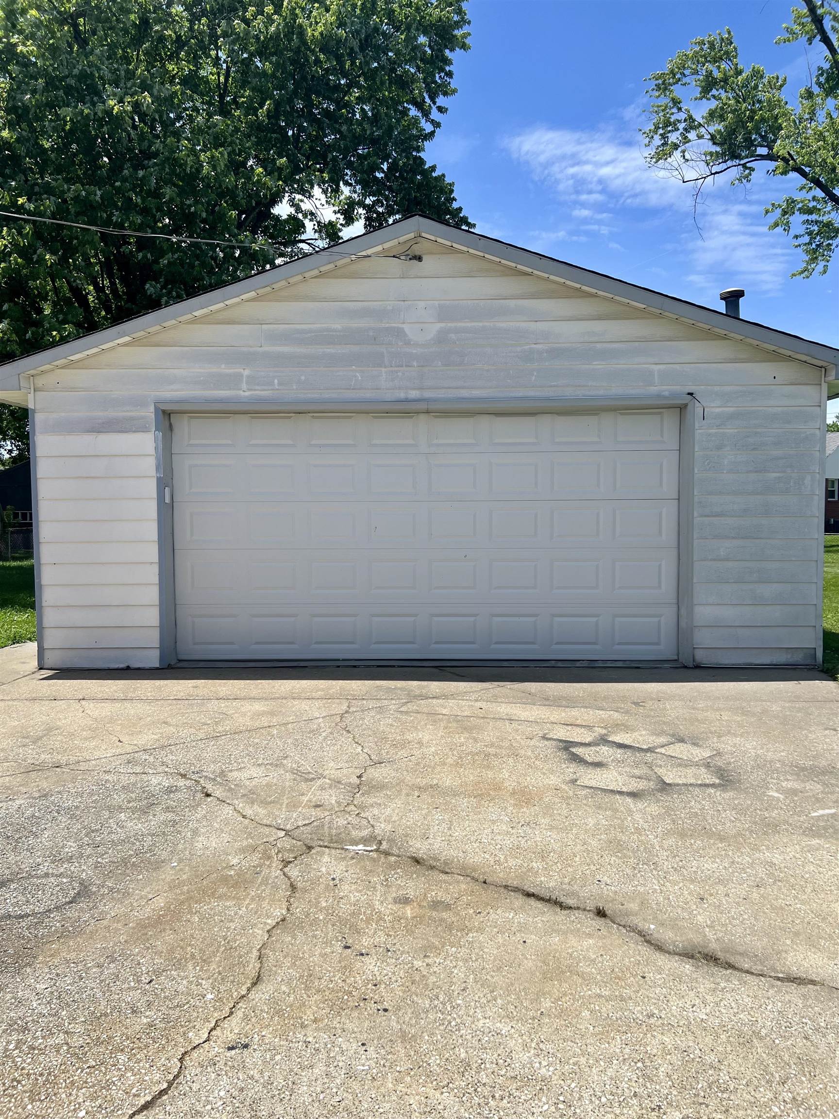 Concrete floor, gas hookup and electric