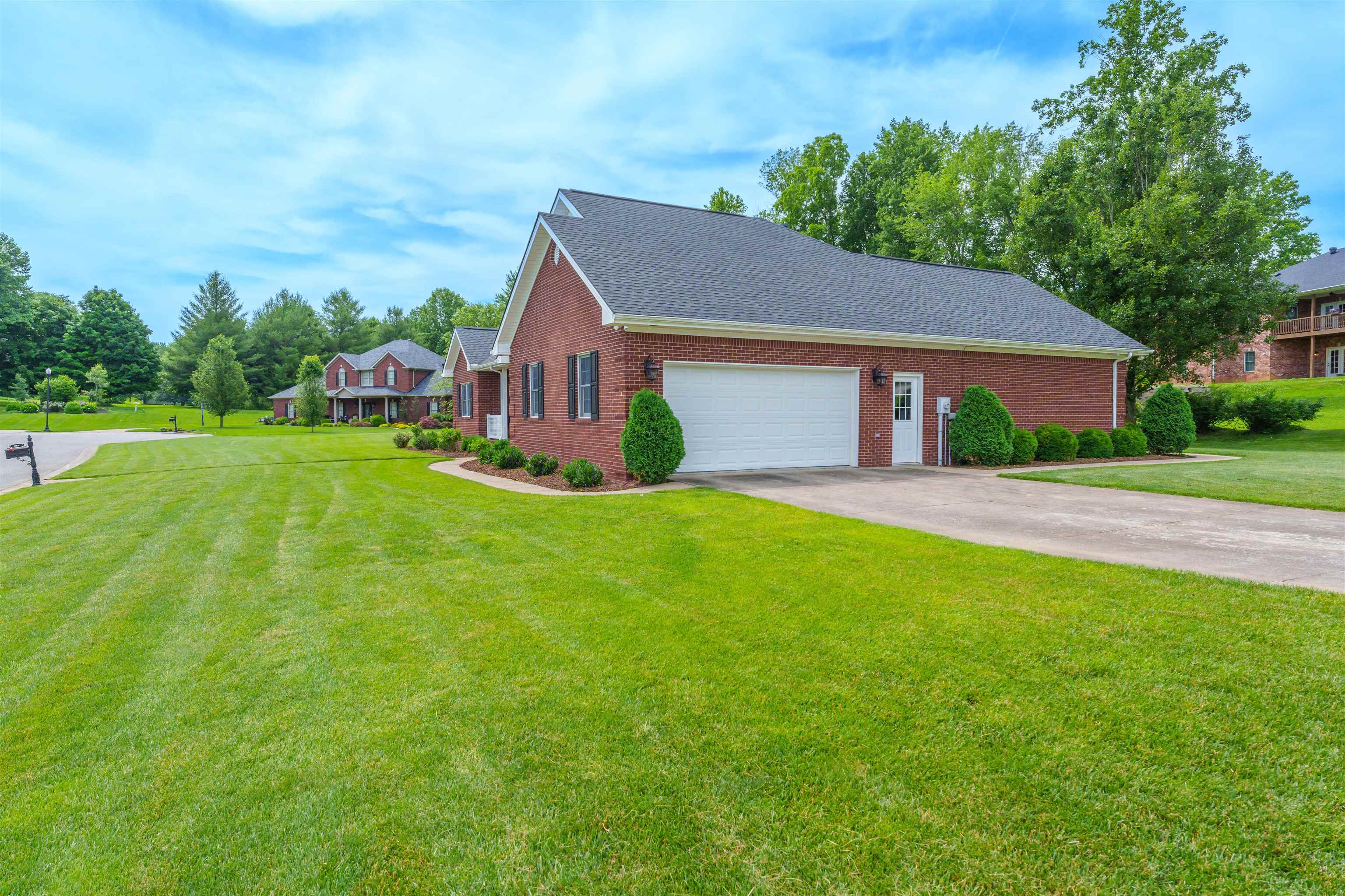 6140 Stanford Ct, Owensboro, Kentucky 42303, 4 Bedrooms Bedrooms, ,3 BathroomsBathrooms,Ranch,For Sale,6140 Stanford Ct,89819