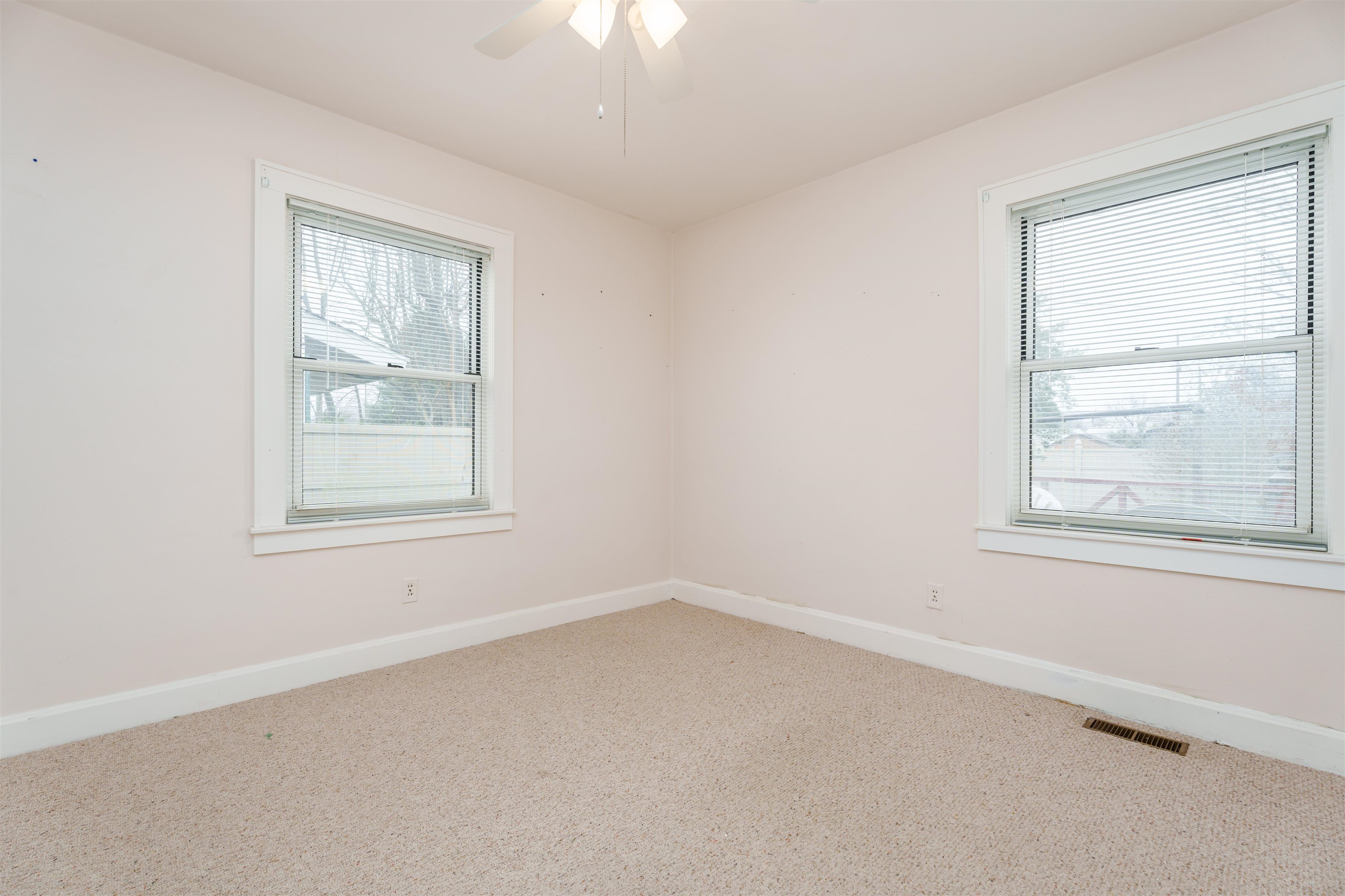 105 Legion Blvd E, Owensboro, Kentucky 42303, 2 Bedrooms Bedrooms, ,1 BathroomBathrooms,Single Family Residence,For Sale,Legion Blvd E,89830