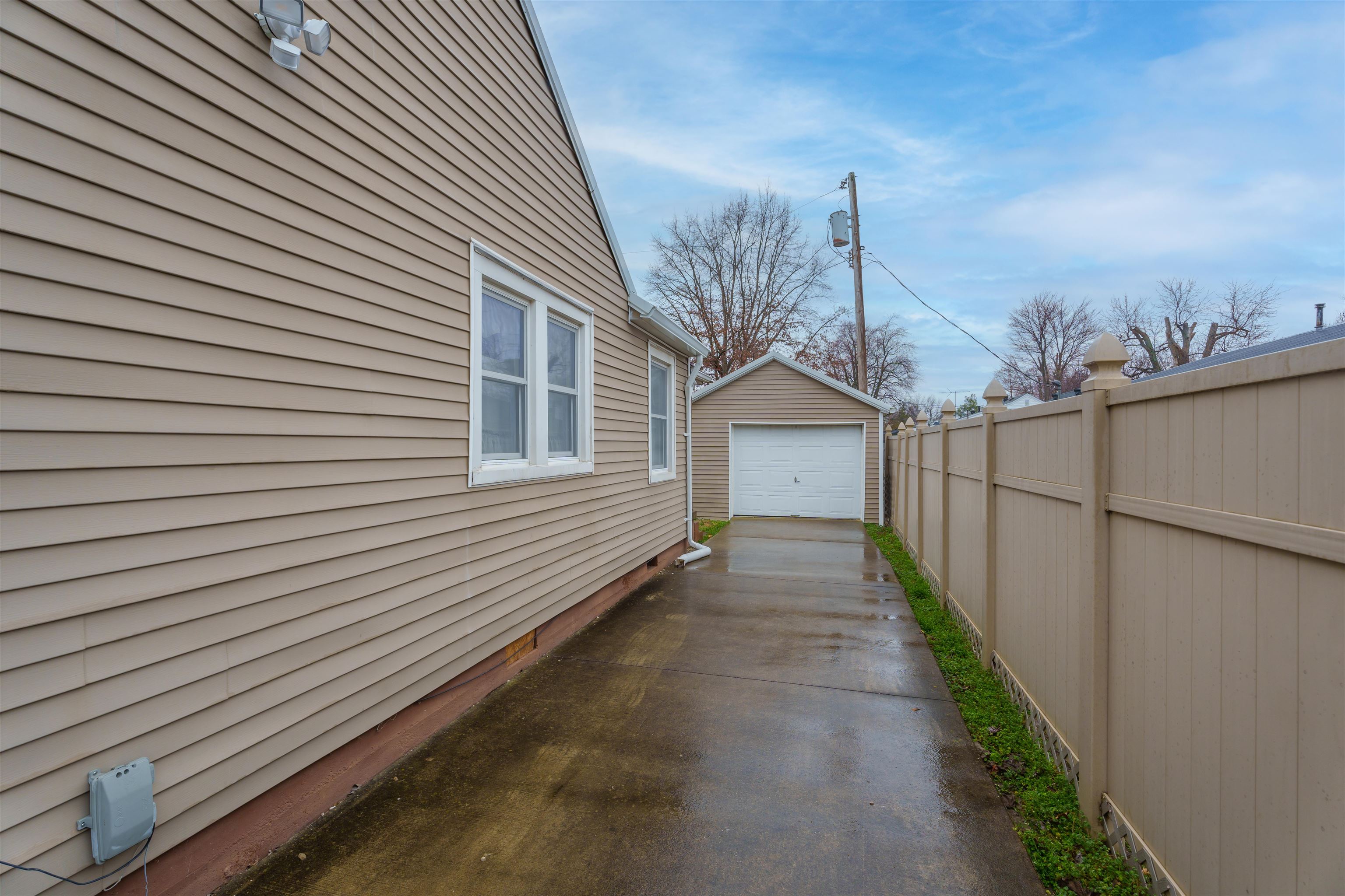 105 Legion Blvd E, Owensboro, Kentucky 42303, 2 Bedrooms Bedrooms, ,1 BathroomBathrooms,Single Family Residence,For Sale,Legion Blvd E,89830