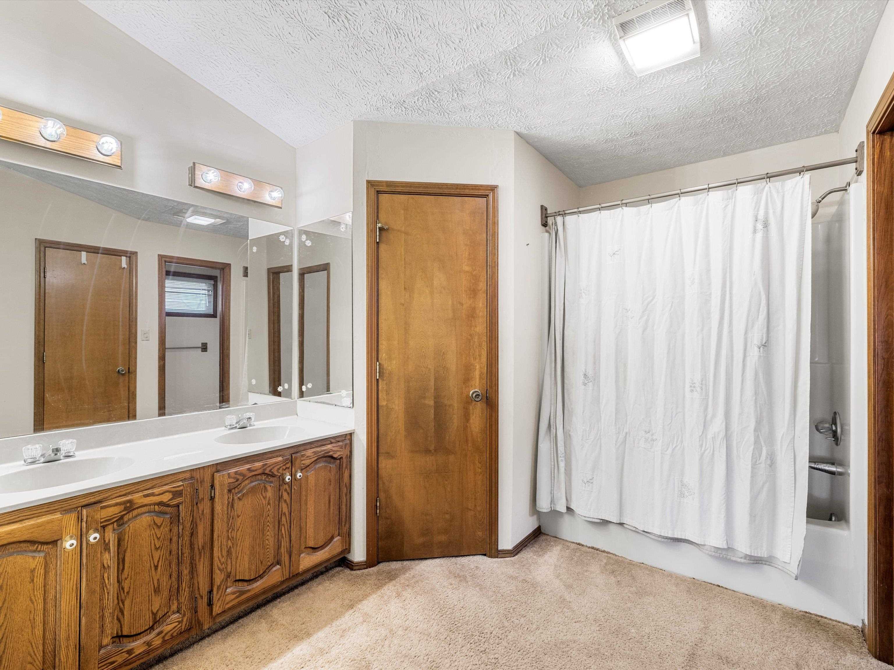 2 walk-in closets