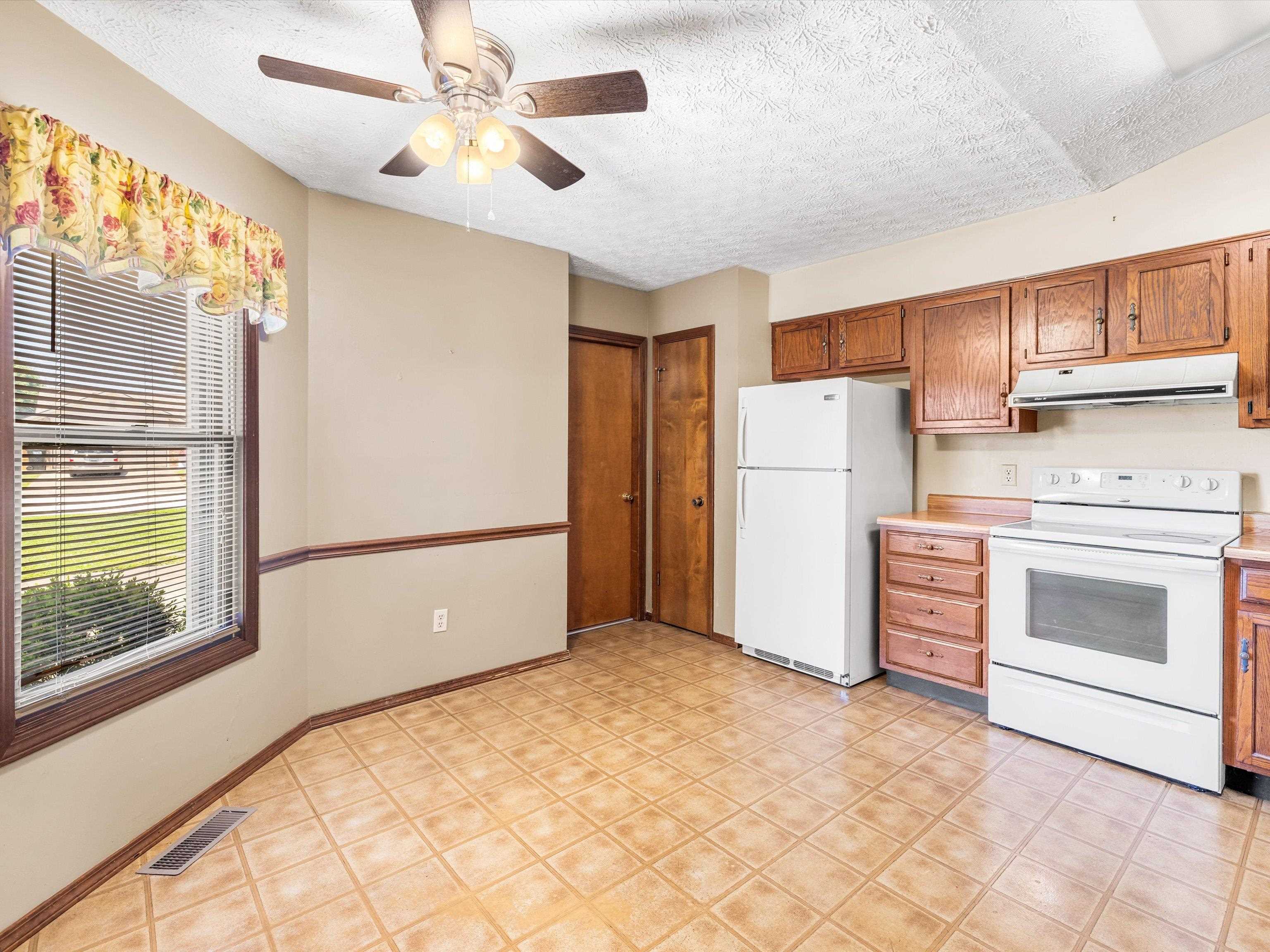 3552 Bold Forbes Way, Owensboro, Kentucky 42303-2415, 3 Bedrooms Bedrooms, ,2 BathroomsBathrooms,Single Family Residence,For Sale,Bold Forbes Way,89835