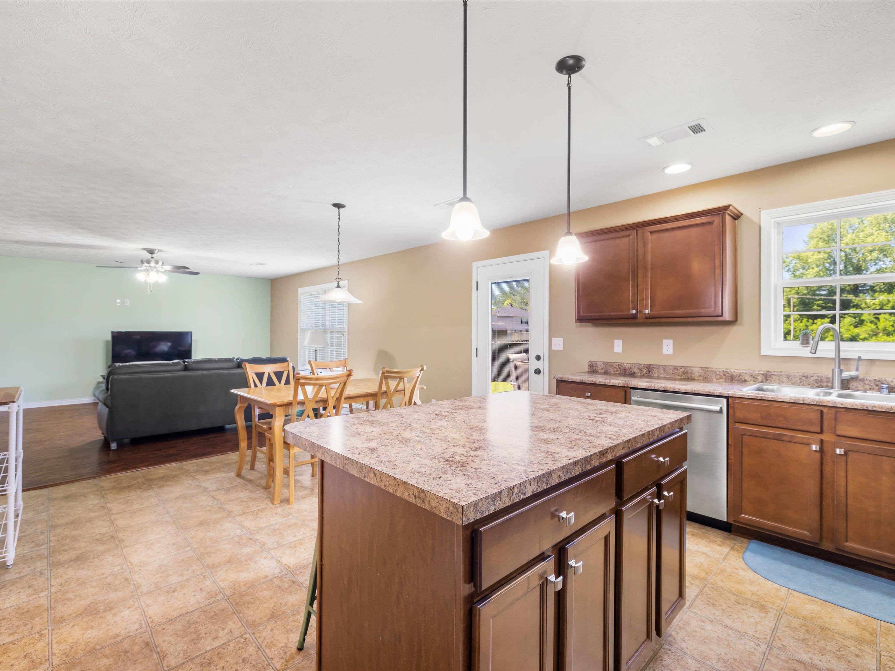 2700 Summer Point Ct, Owensboro, Kentucky 42303, 3 Bedrooms Bedrooms, ,2 BathroomsBathrooms,Single Family Residence,For Sale,Summer Point Ct,89840