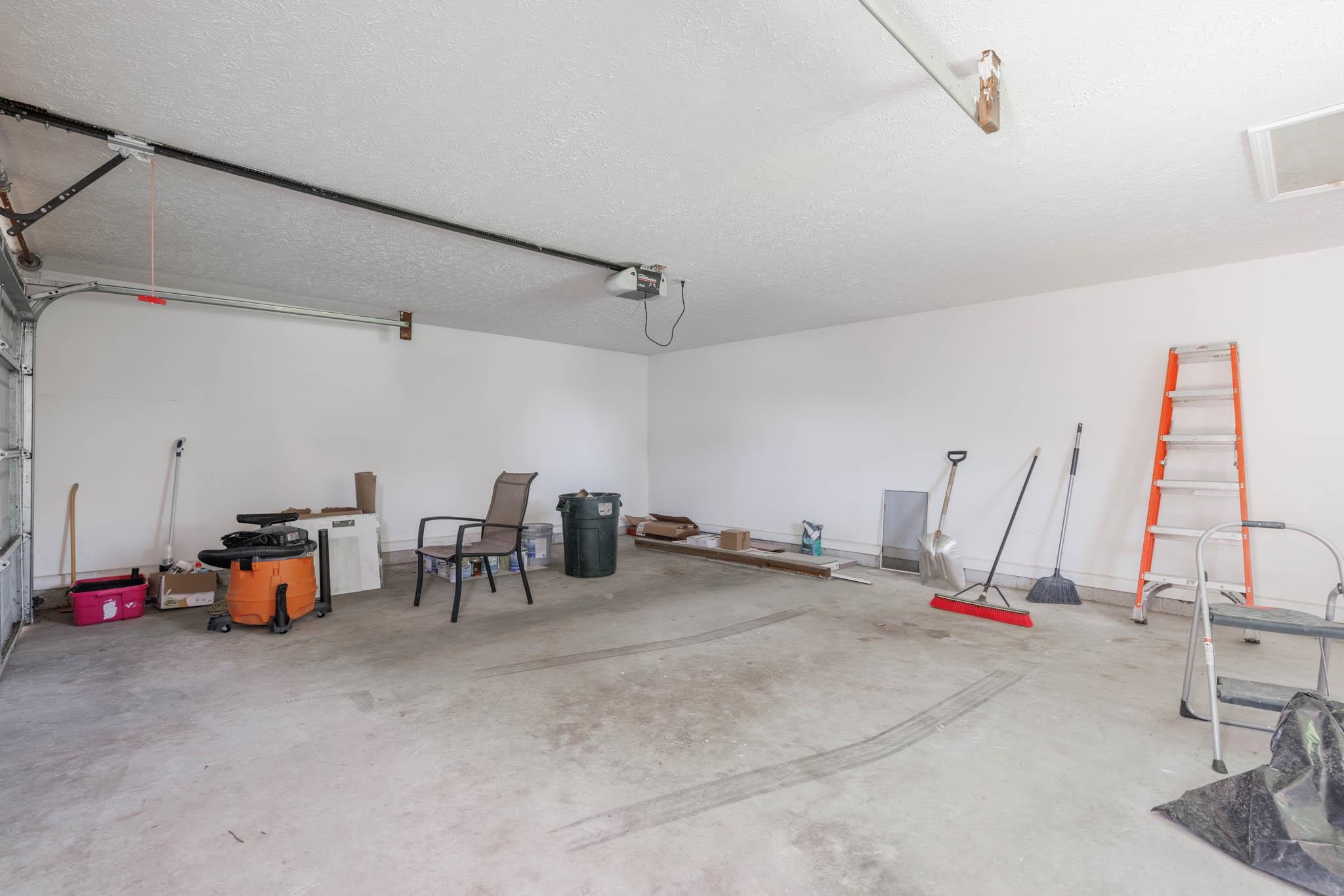 2046 Fernwood Drive, Owensboro, Kentucky 42301, 4 Bedrooms Bedrooms, ,3 BathroomsBathrooms,Single Family Residence,For Sale,Fernwood Drive,89897
