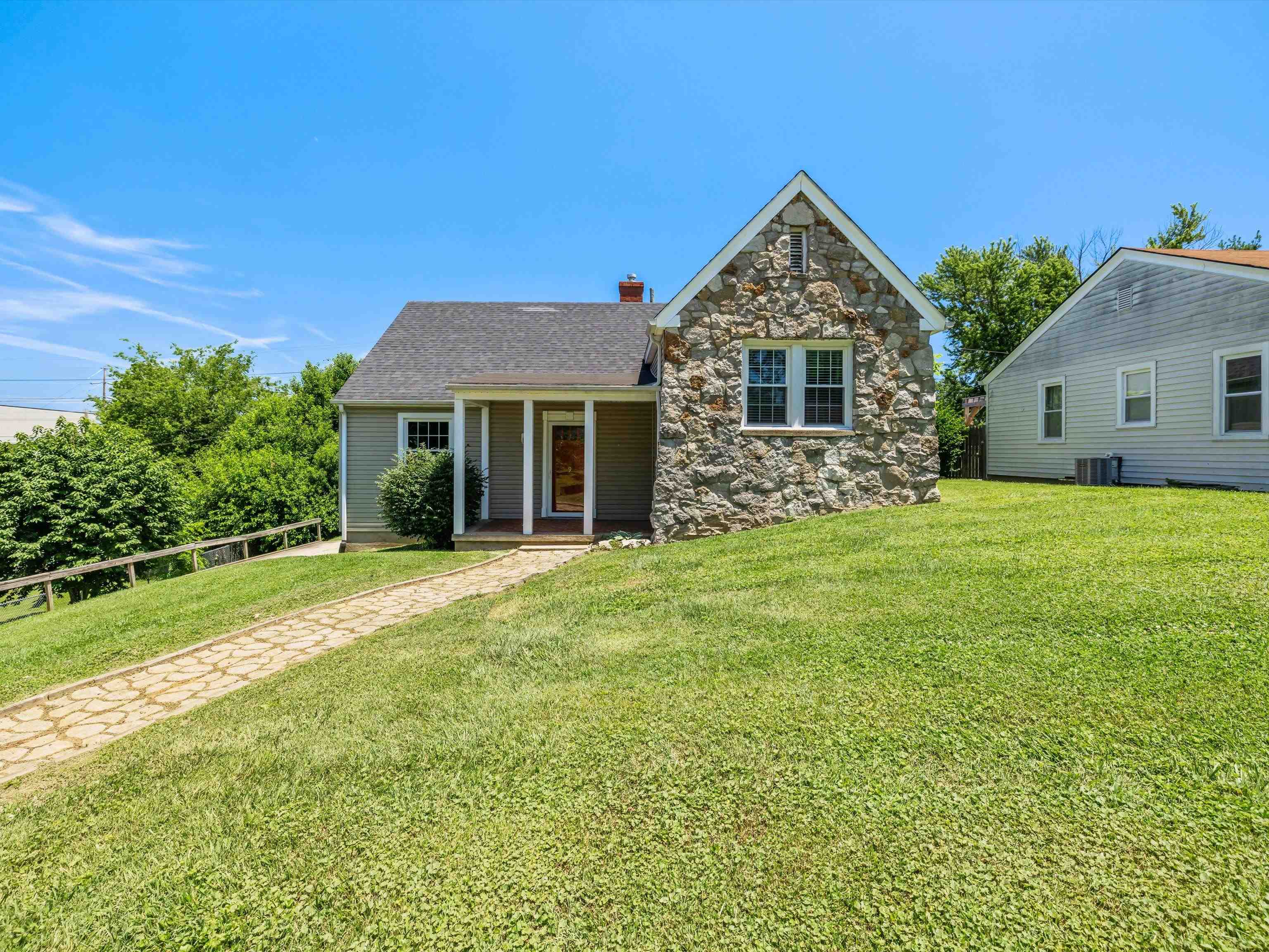 449 Maplewood Drive, Owensboro, Kentucky 42303, 3 Bedrooms Bedrooms, ,1 BathroomBathrooms,Single Family Residence,For Sale,Maplewood Drive,89908