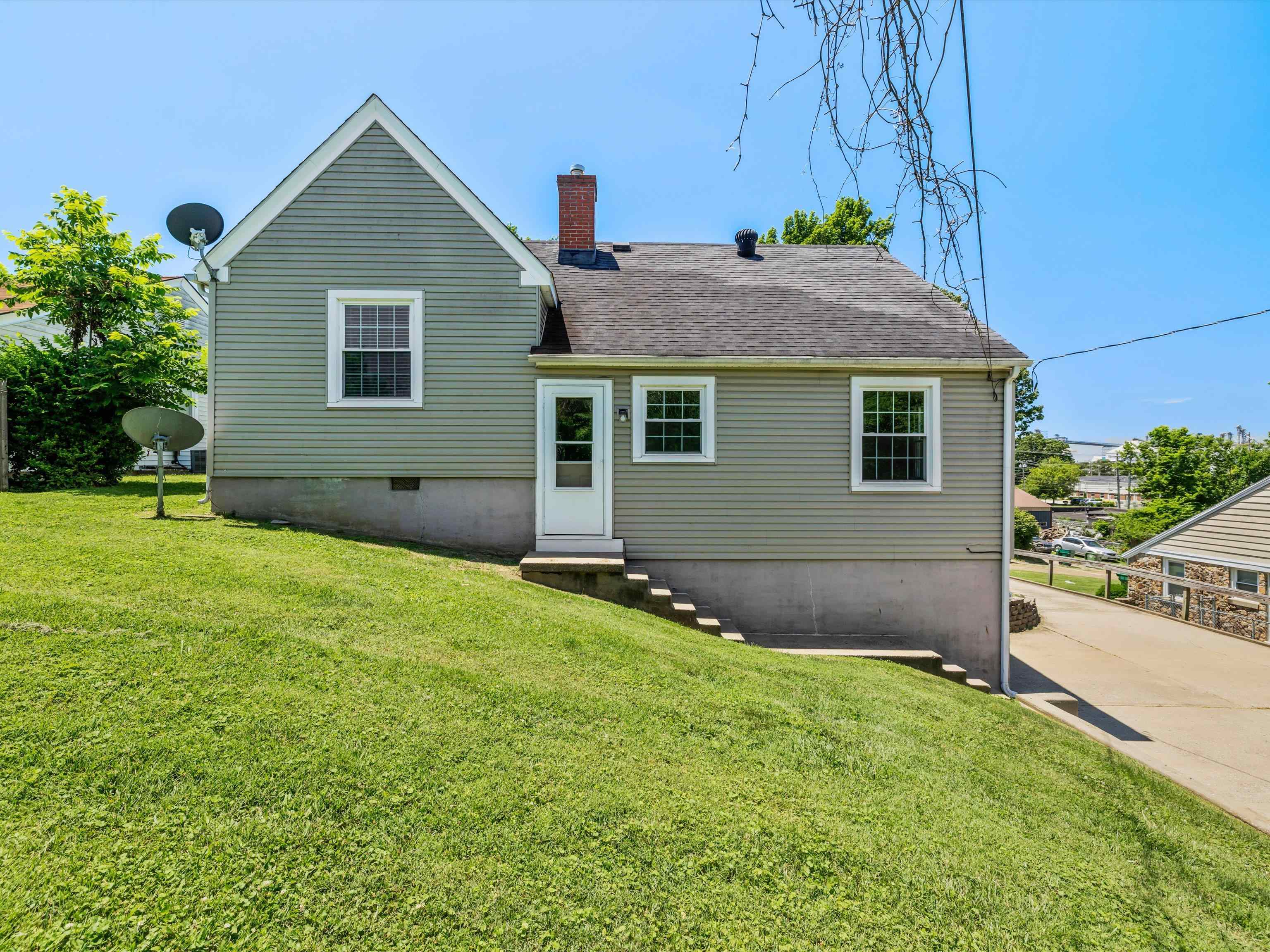 449 Maplewood Drive, Owensboro, Kentucky 42303, 3 Bedrooms Bedrooms, ,1 BathroomBathrooms,Single Family Residence,For Sale,Maplewood Drive,89908