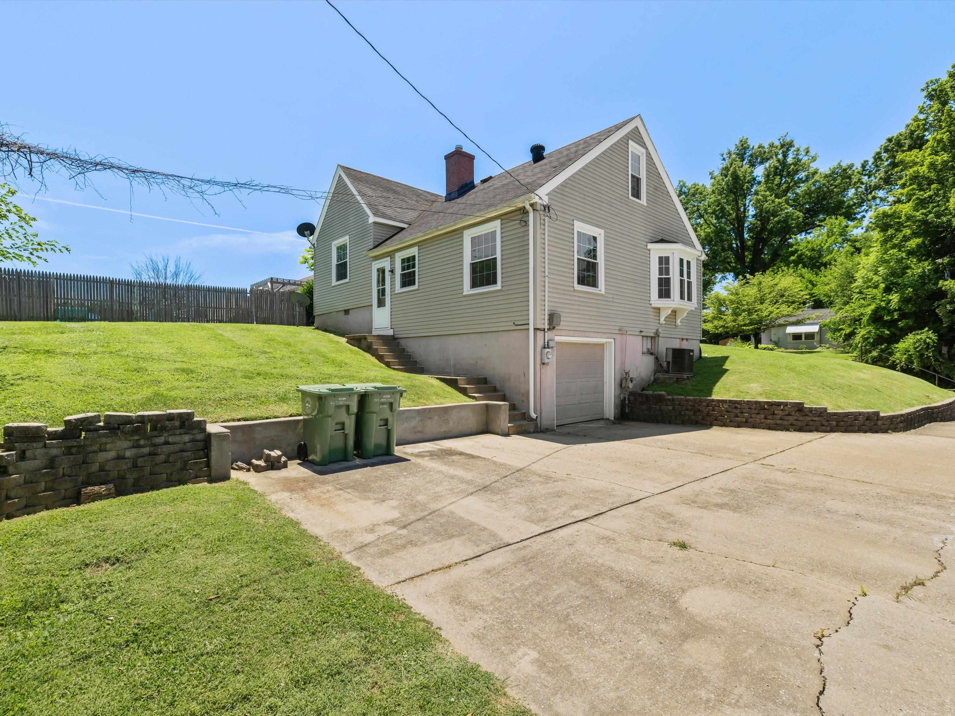 449 Maplewood Drive, Owensboro, Kentucky 42303, 3 Bedrooms Bedrooms, ,1 BathroomBathrooms,Single Family Residence,For Sale,Maplewood Drive,89908