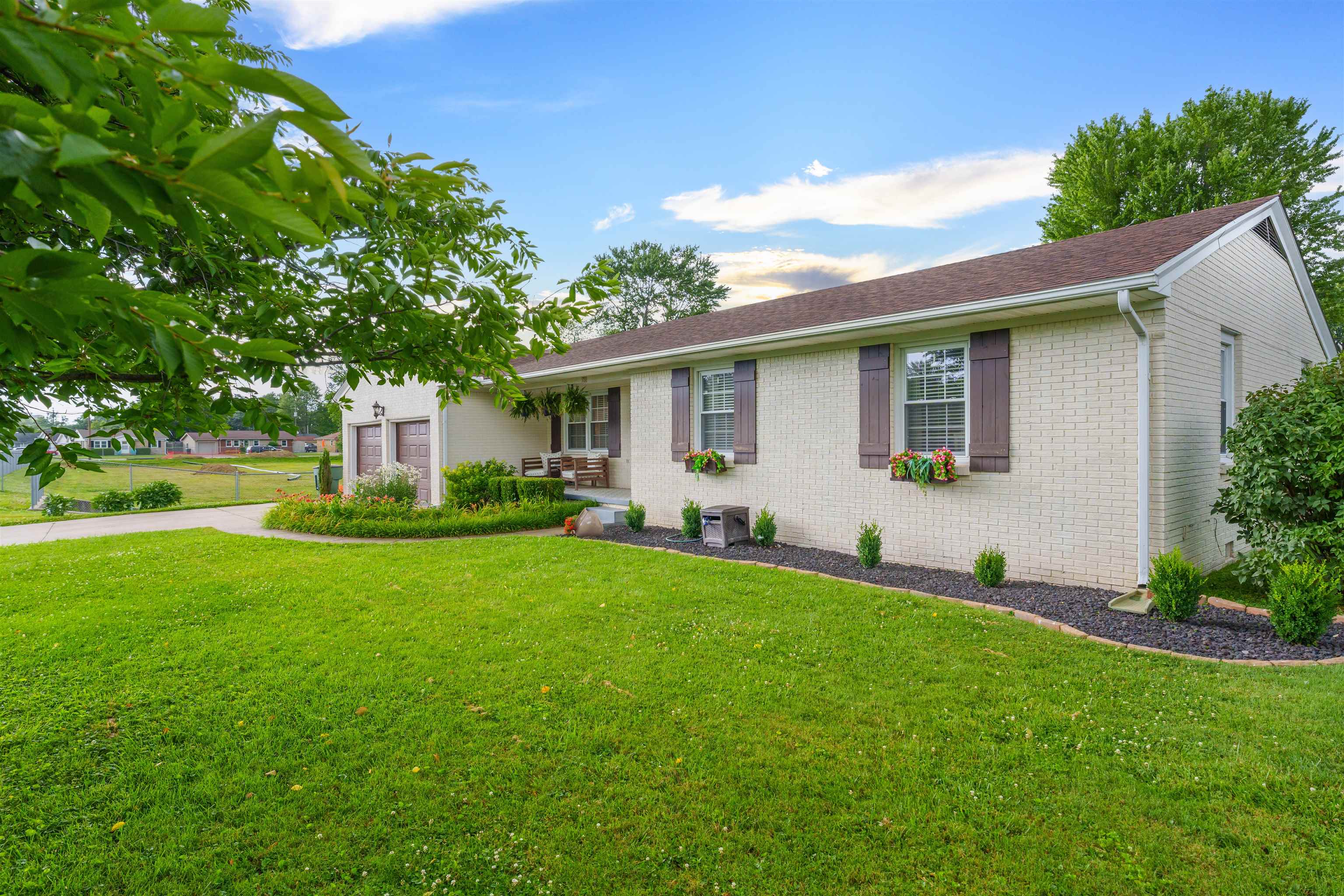 731 Parkway Drive, Owensboro, Kentucky 42303, 3 Bedrooms Bedrooms, ,2 BathroomsBathrooms,Single Family Residence,For Sale,Parkway Drive,89916