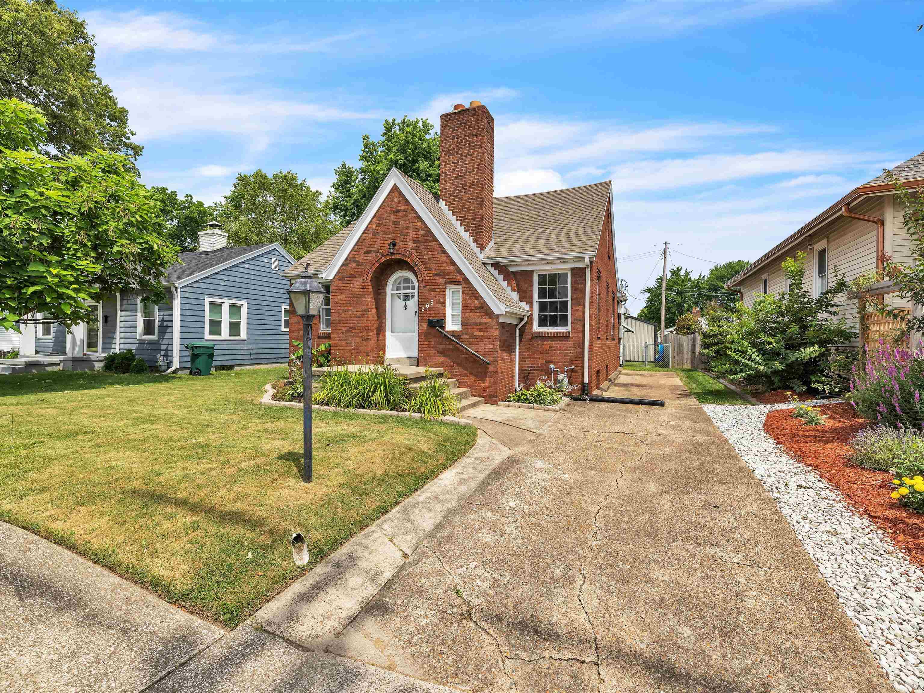 209 E 24th St, Owensboro, Kentucky 42303, 3 Bedrooms Bedrooms, ,1 BathroomBathrooms,Single Family Residence,For Sale,E 24th St,89917