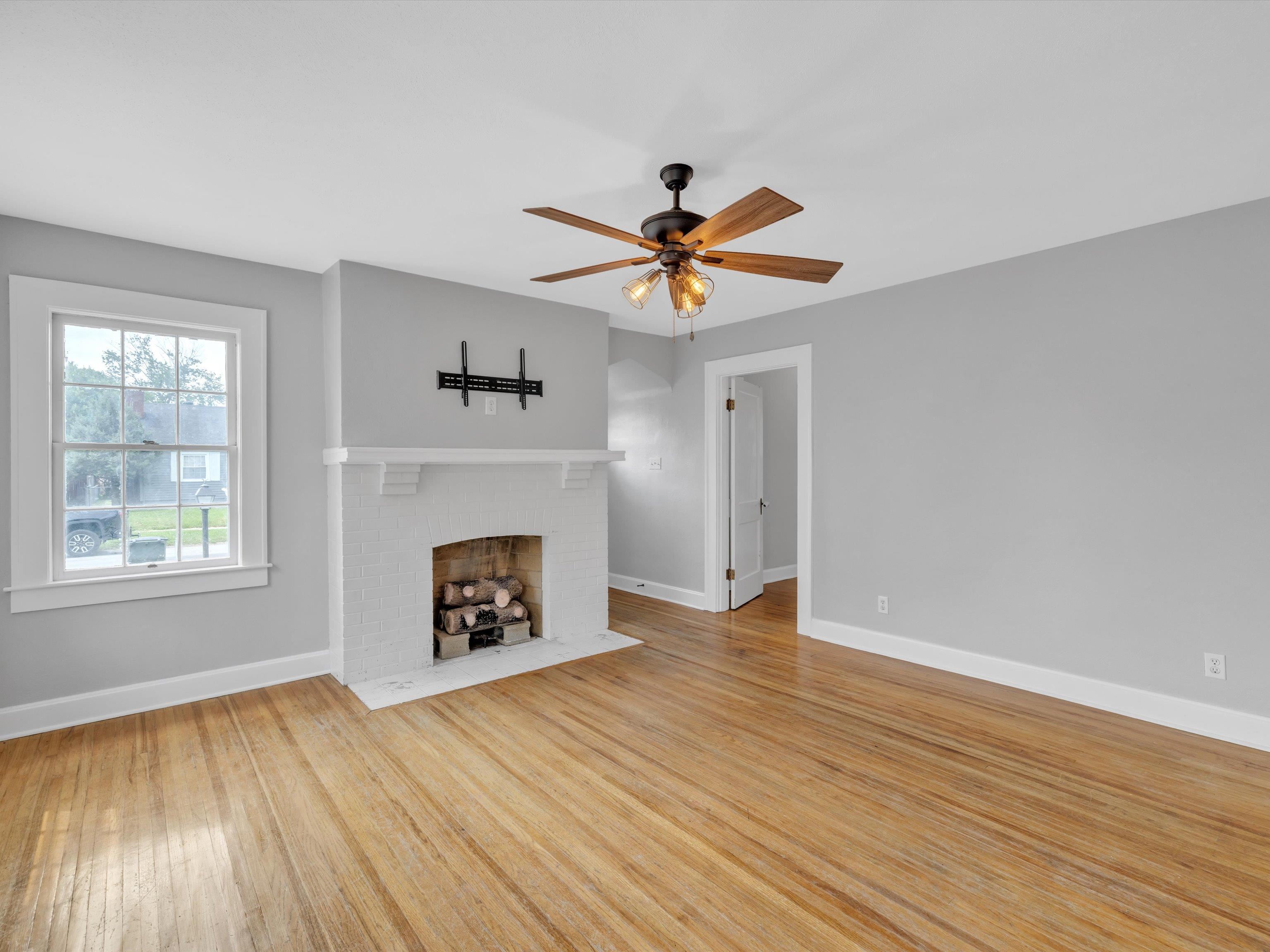 209 E 24th St, Owensboro, Kentucky 42303, 3 Bedrooms Bedrooms, ,1 BathroomBathrooms,Single Family Residence,For Sale,E 24th St,89917