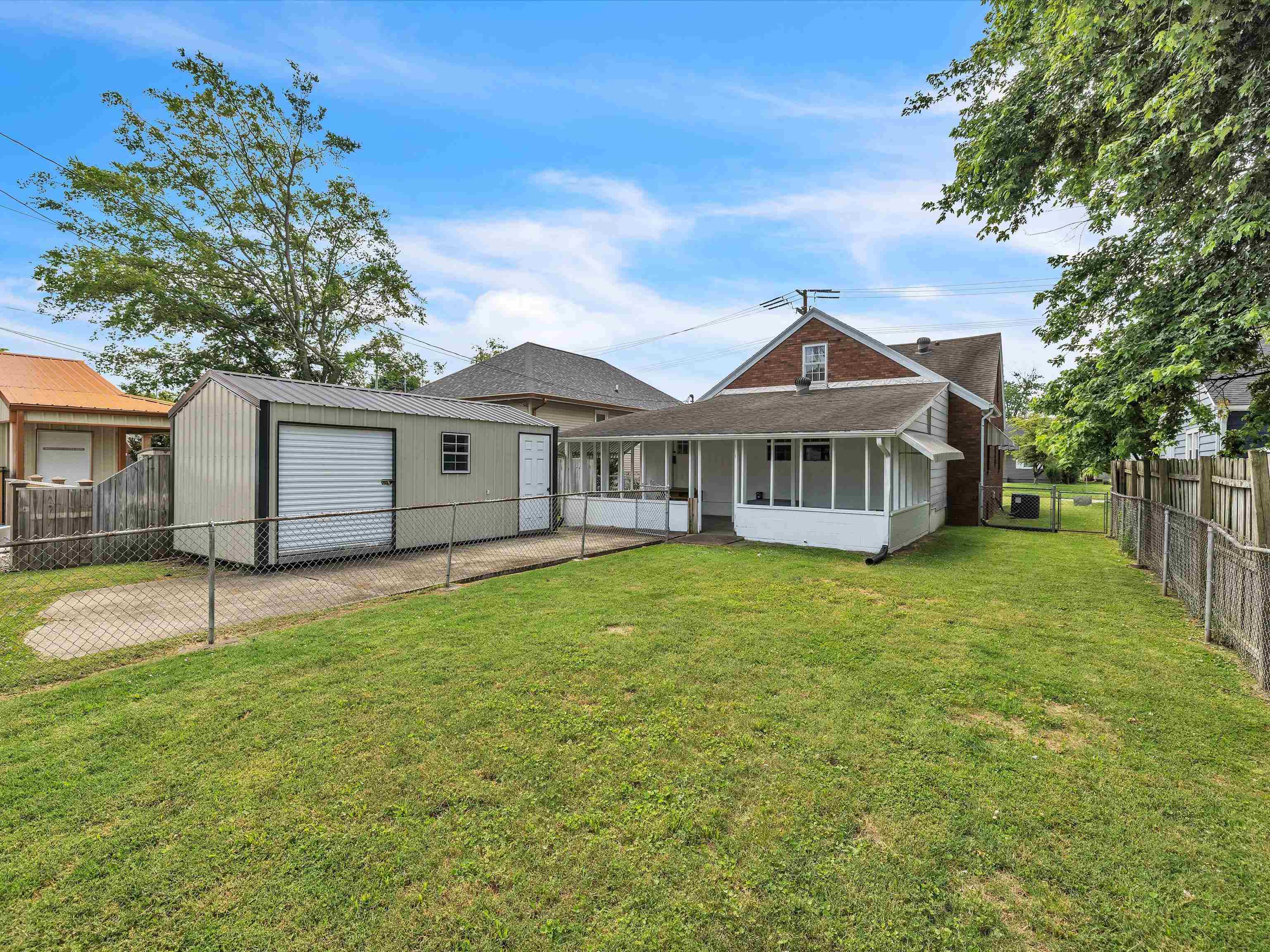 209 E 24th St, Owensboro, Kentucky 42303, 3 Bedrooms Bedrooms, ,1 BathroomBathrooms,Single Family Residence,For Sale,E 24th St,89917