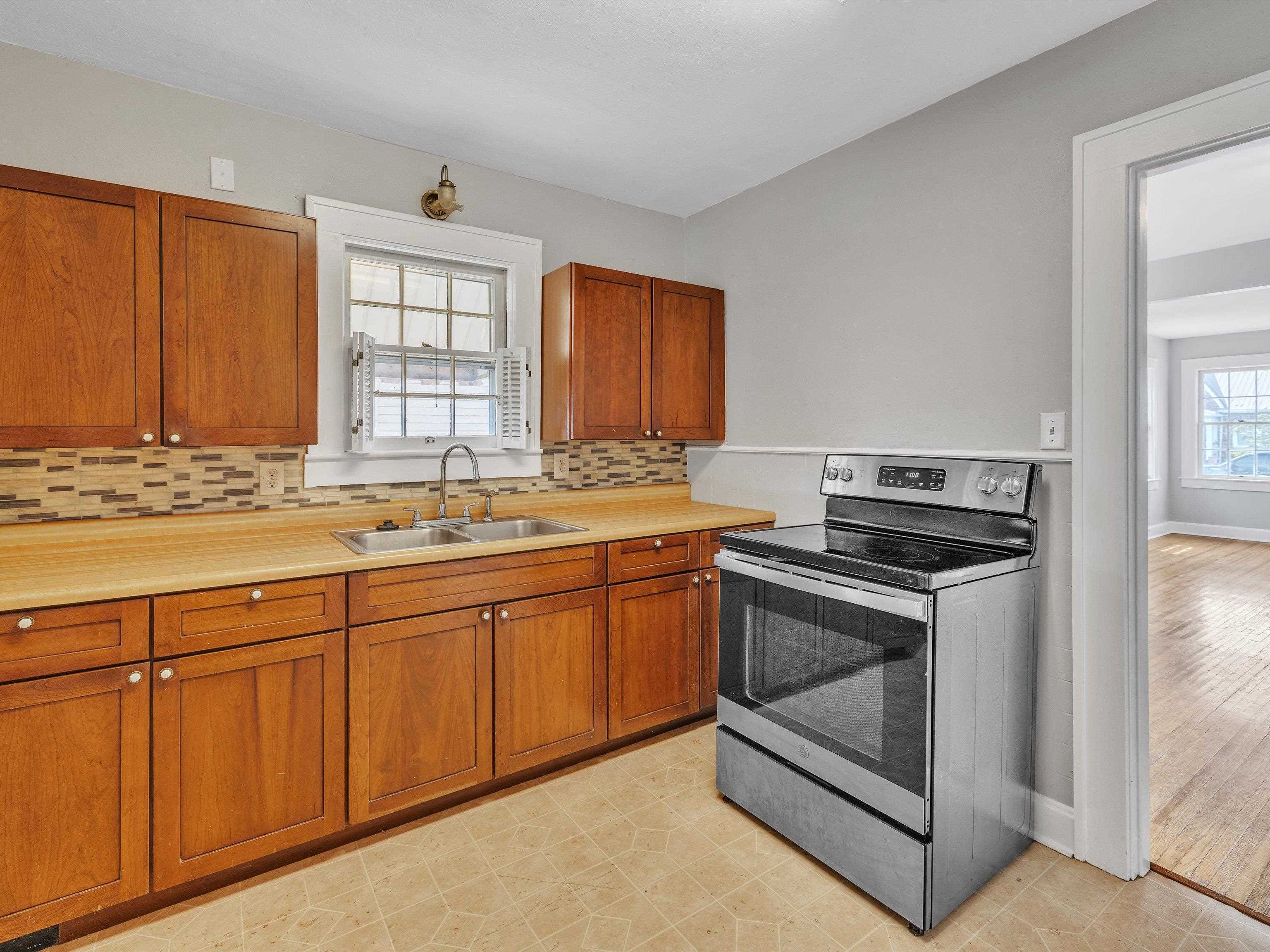 209 E 24th St, Owensboro, Kentucky 42303, 3 Bedrooms Bedrooms, ,1 BathroomBathrooms,Single Family Residence,For Sale,E 24th St,89917