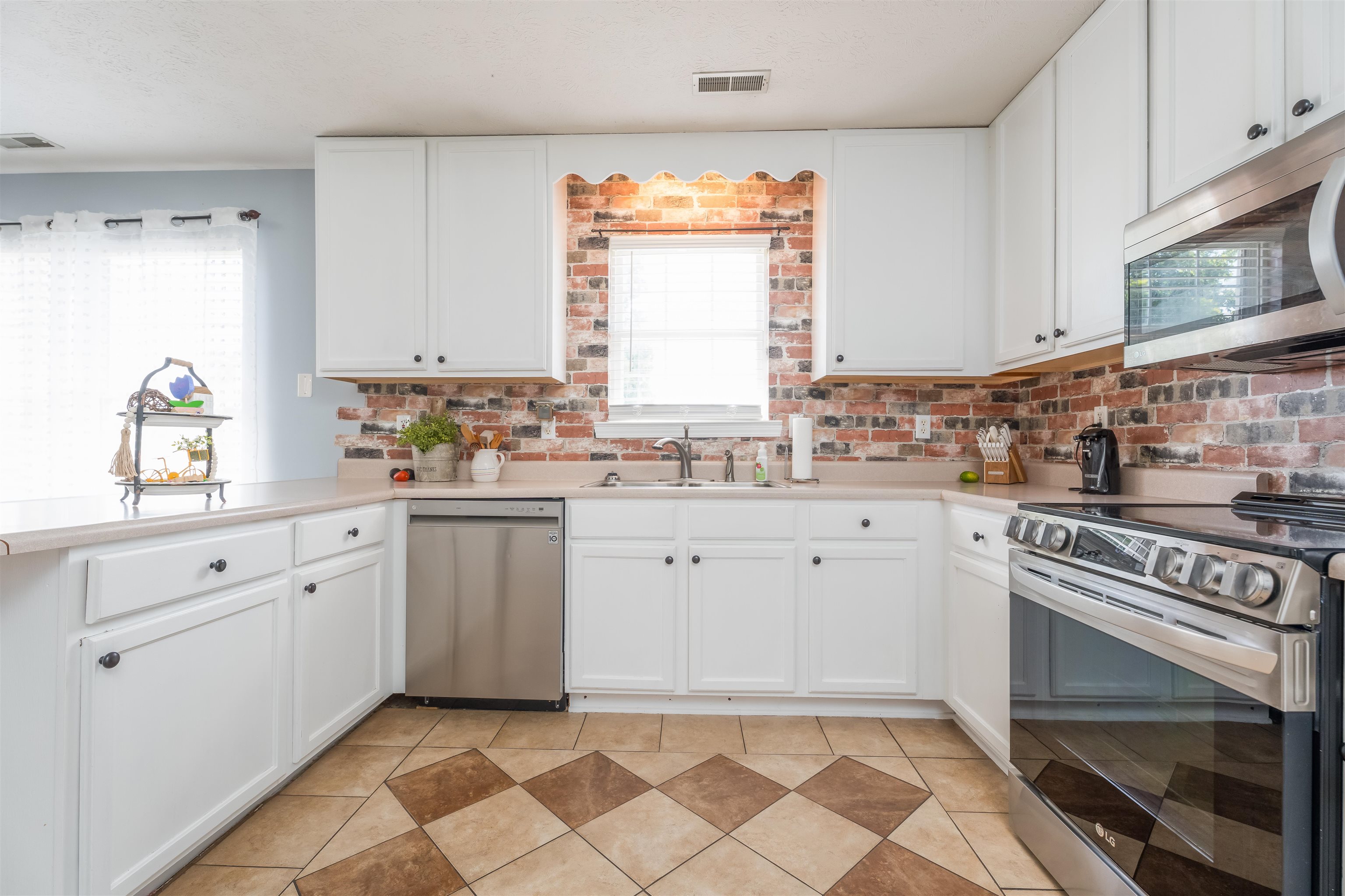 6126 Wayne Bridge Road, Owensboro, Kentucky 42301, 3 Bedrooms Bedrooms, ,2 BathroomsBathrooms,Single Family Residence,For Sale,Wayne Bridge Road,89939