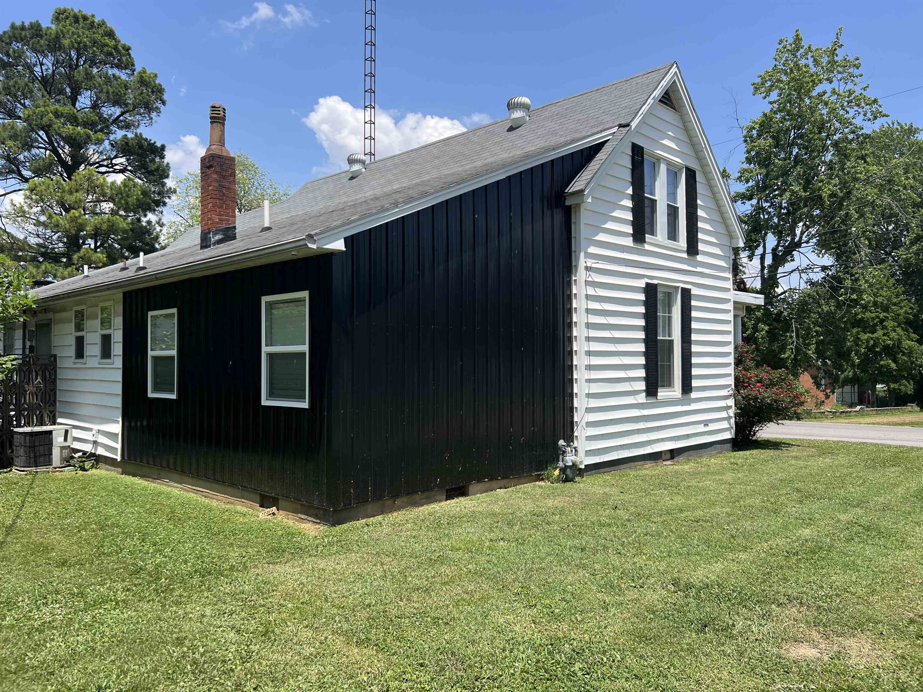 605 Center Street, Calhoun, Kentucky 42327, 5 Bedrooms Bedrooms, ,2 BathroomsBathrooms,Single Family Residence,For Sale,Center Street,89951