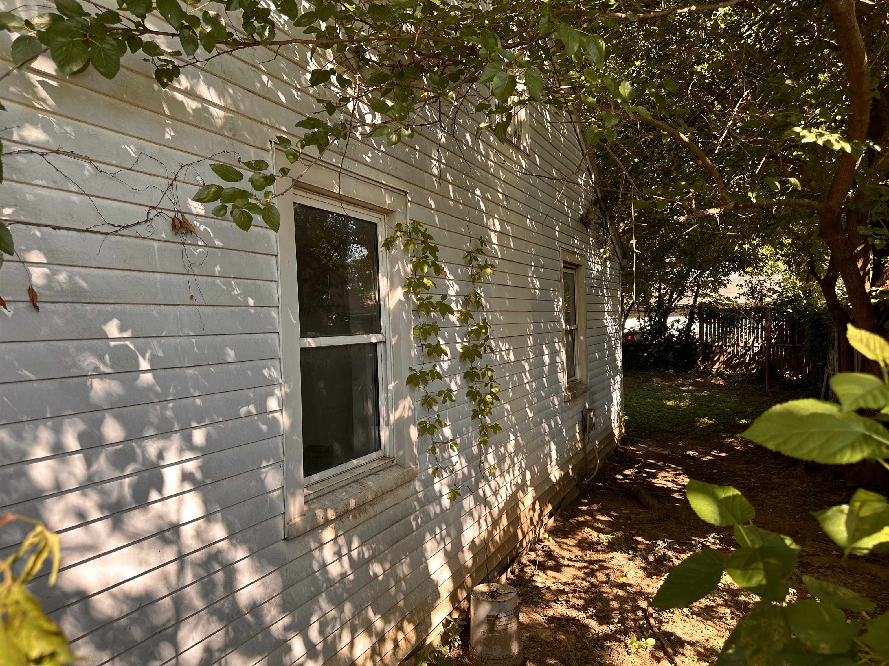 1649 Parkdale Drive, Owensboro, Kentucky 42303, 2 Bedrooms Bedrooms, ,1 BathroomBathrooms,Single Family Residence,For Sale,Parkdale Drive,89971