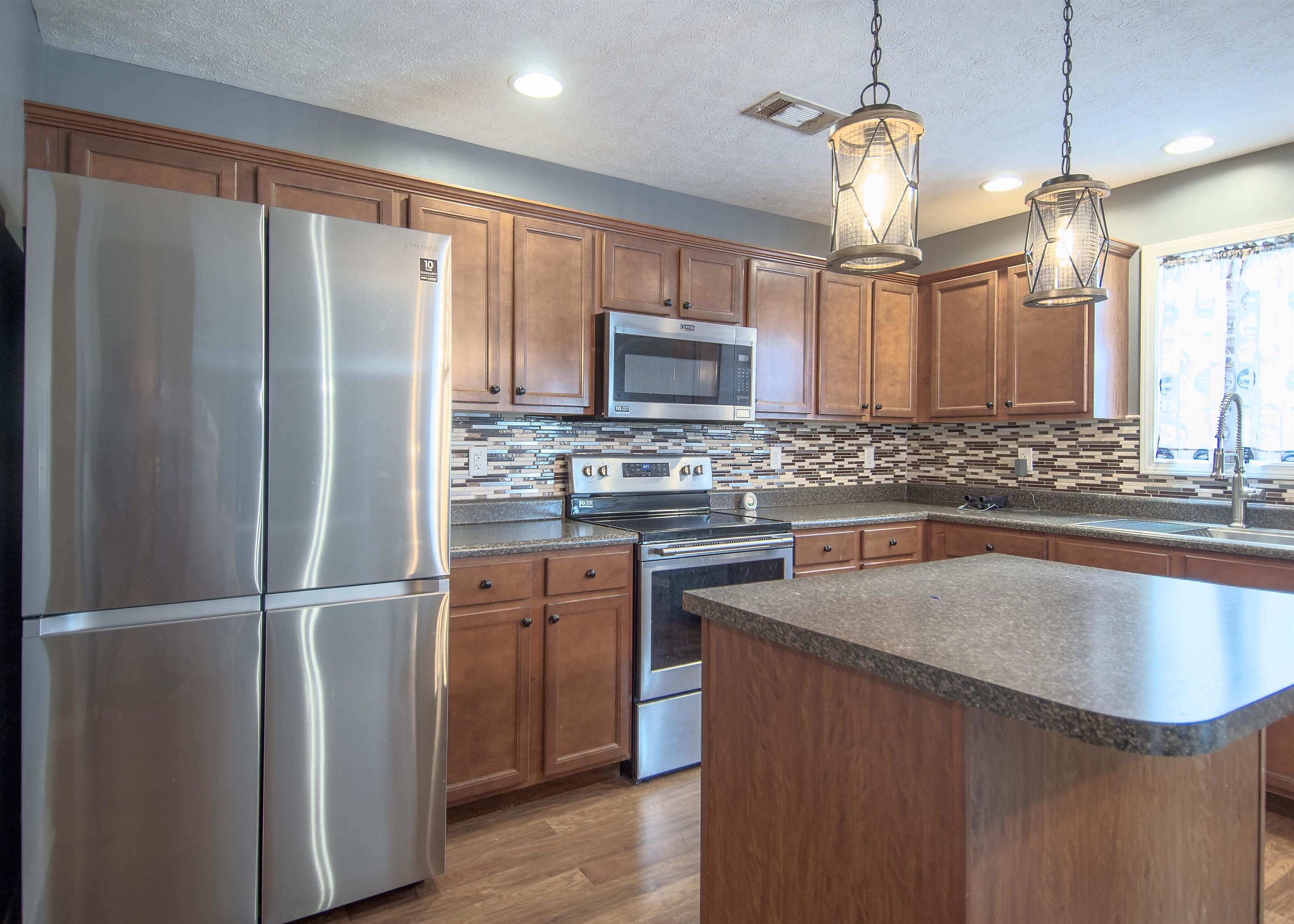 2986 Summer Point Court, Owensboro, Kentucky 42303, 4 Bedrooms Bedrooms, ,2 BathroomsBathrooms,Single Family Residence,For Sale,Summer Point Court,90005