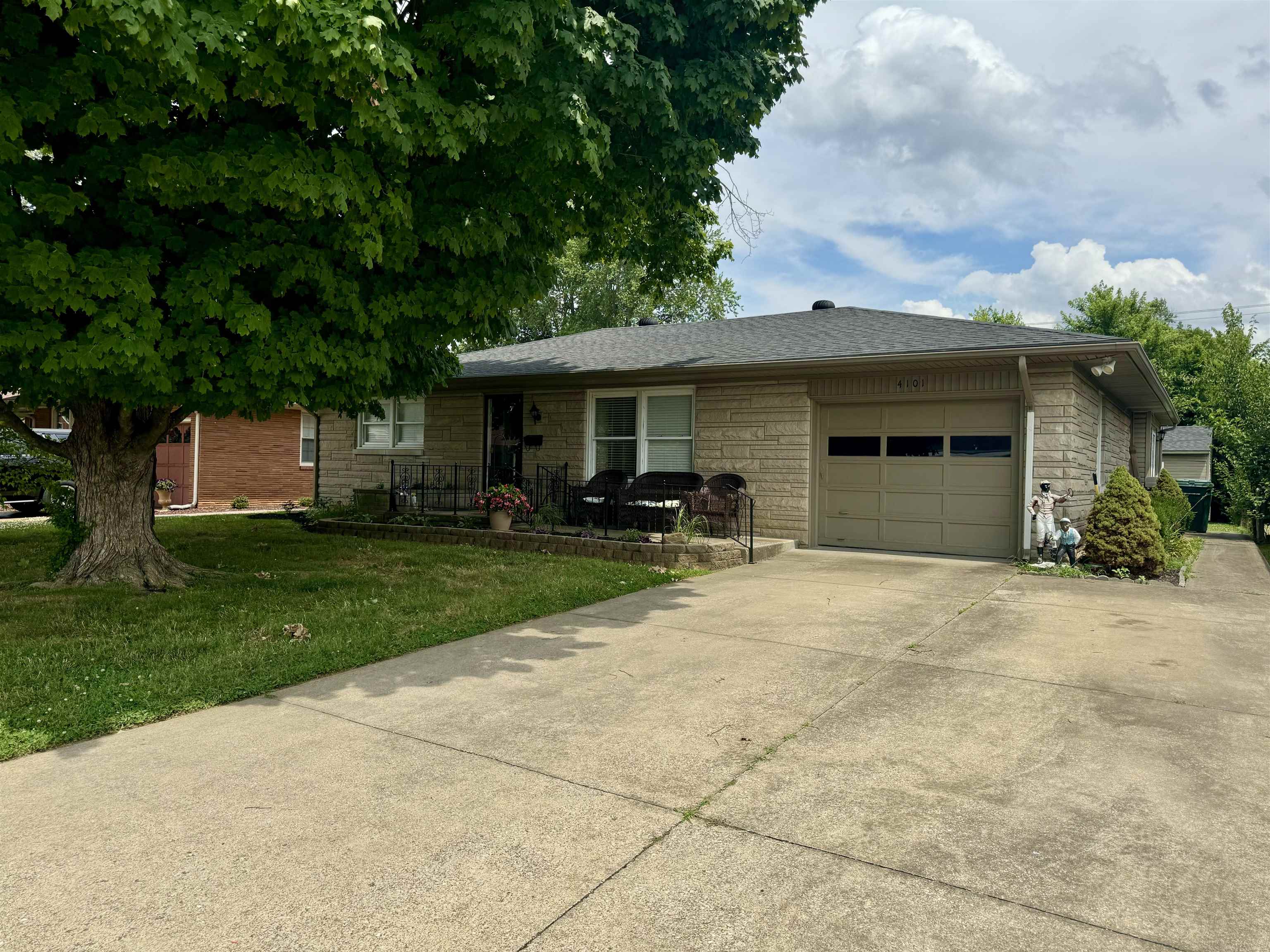 4101 Hawthorne Drive, Owensboro, Kentucky 42303, 3 Bedrooms Bedrooms, ,2 BathroomsBathrooms,Single Family Residence,For Sale,Hawthorne Drive,90012