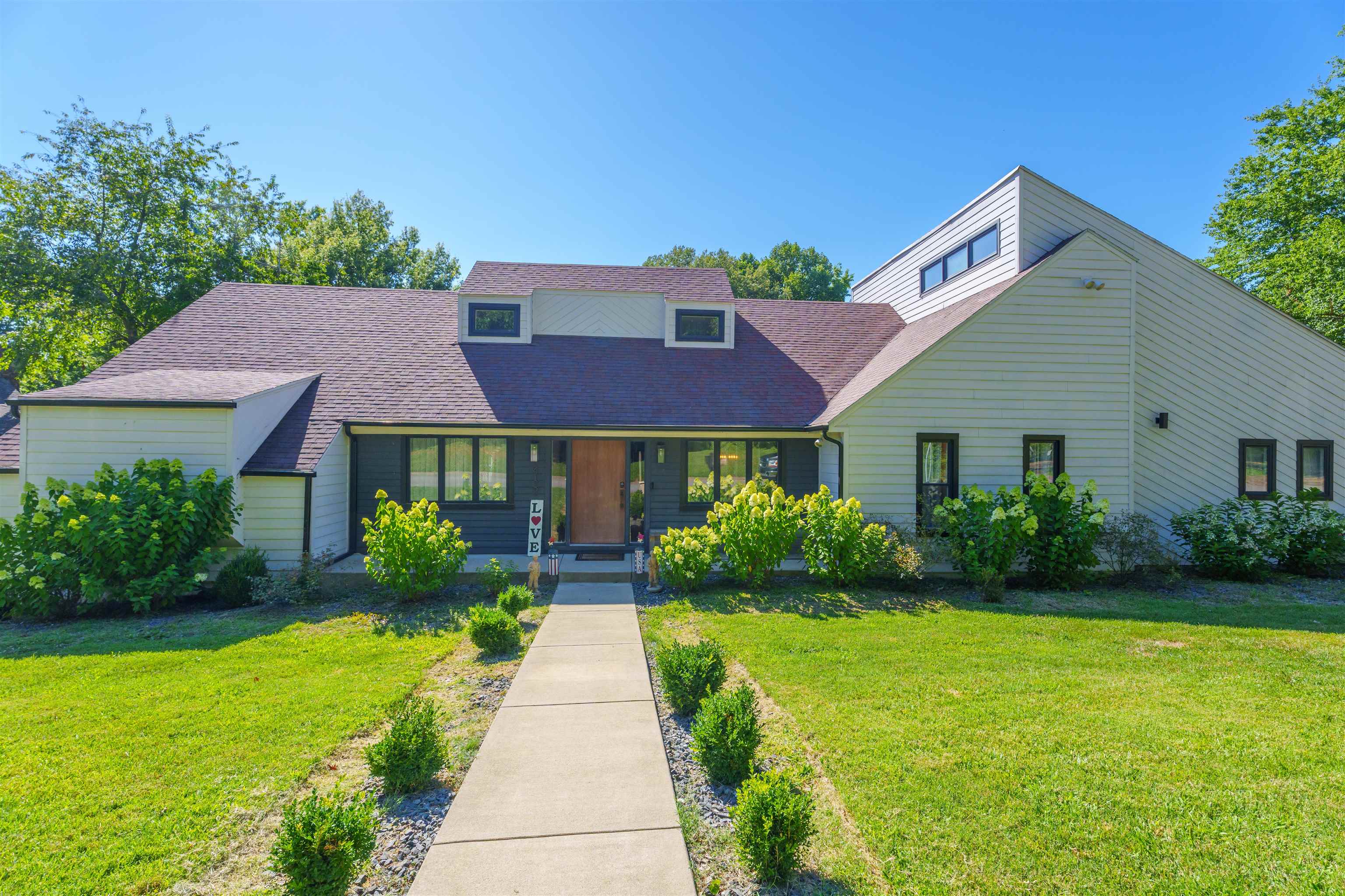 4122 Fox Run Lane, Owensboro, Kentucky 42303, 5 Bedrooms Bedrooms, ,4 BathroomsBathrooms,Single Family Residence,For Sale,Fox Run Lane,90034