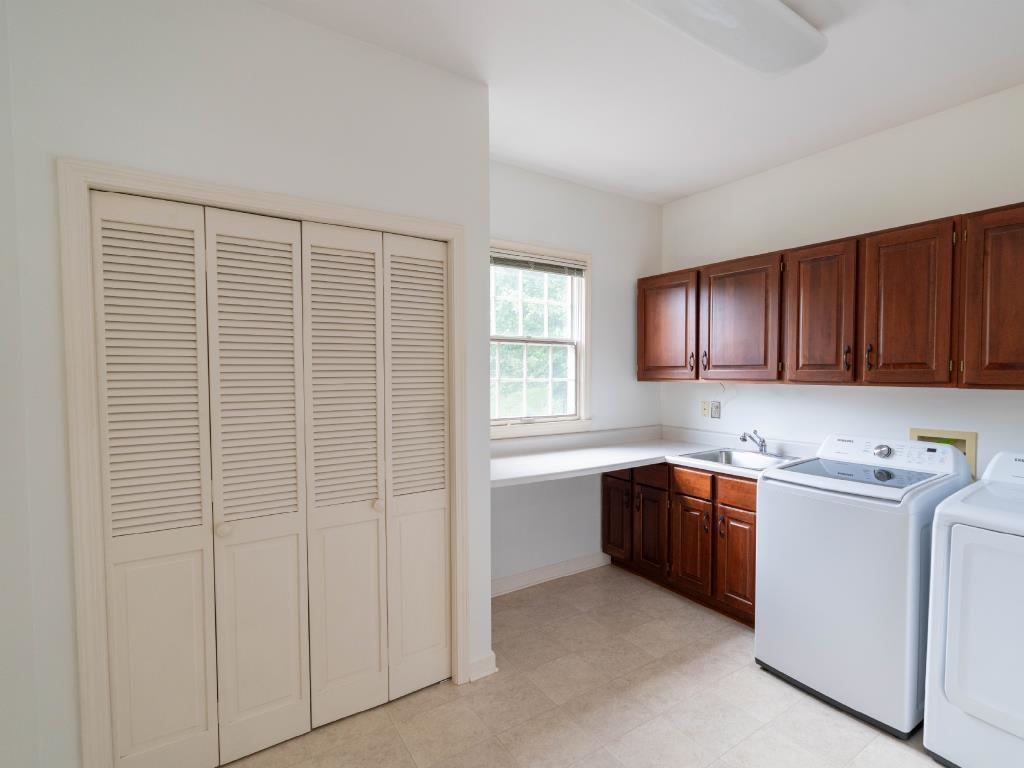 910 Belle Wood Dr, Henderson, Kentucky 42420, 5 Bedrooms Bedrooms, ,4 BathroomsBathrooms,Single Family Residence,For Sale,Belle Wood Dr,90035