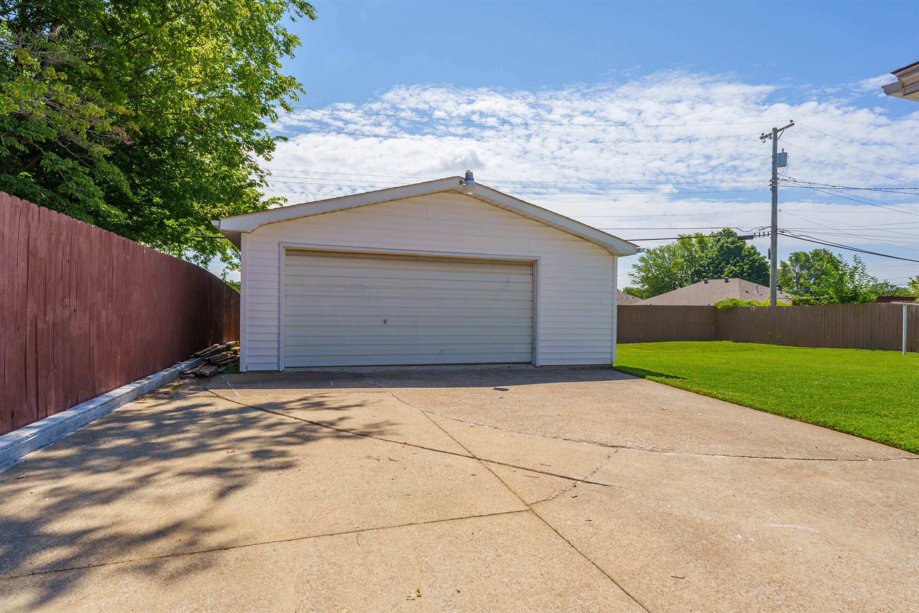 3015 Meadowland Drive, Owensboro, Kentucky 42303, 5 Bedrooms Bedrooms, ,2 BathroomsBathrooms,Single Family Residence,For Sale,Meadowland Drive,90046