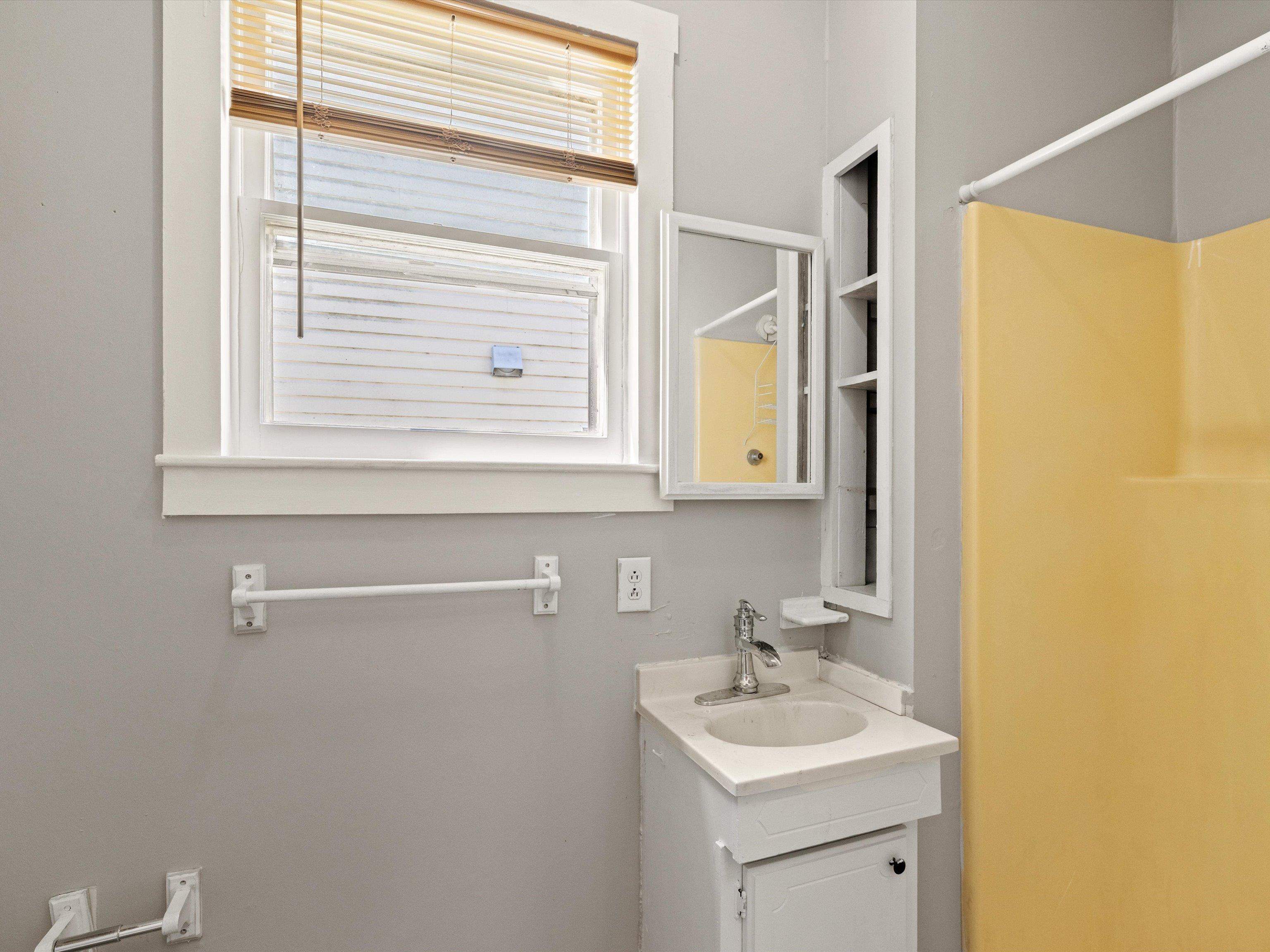 523 Walnut Street, Owensboro, Kentucky 42303, 3 Bedrooms Bedrooms, ,2 BathroomsBathrooms,Single Family Residence,For Sale,Walnut Street,90070