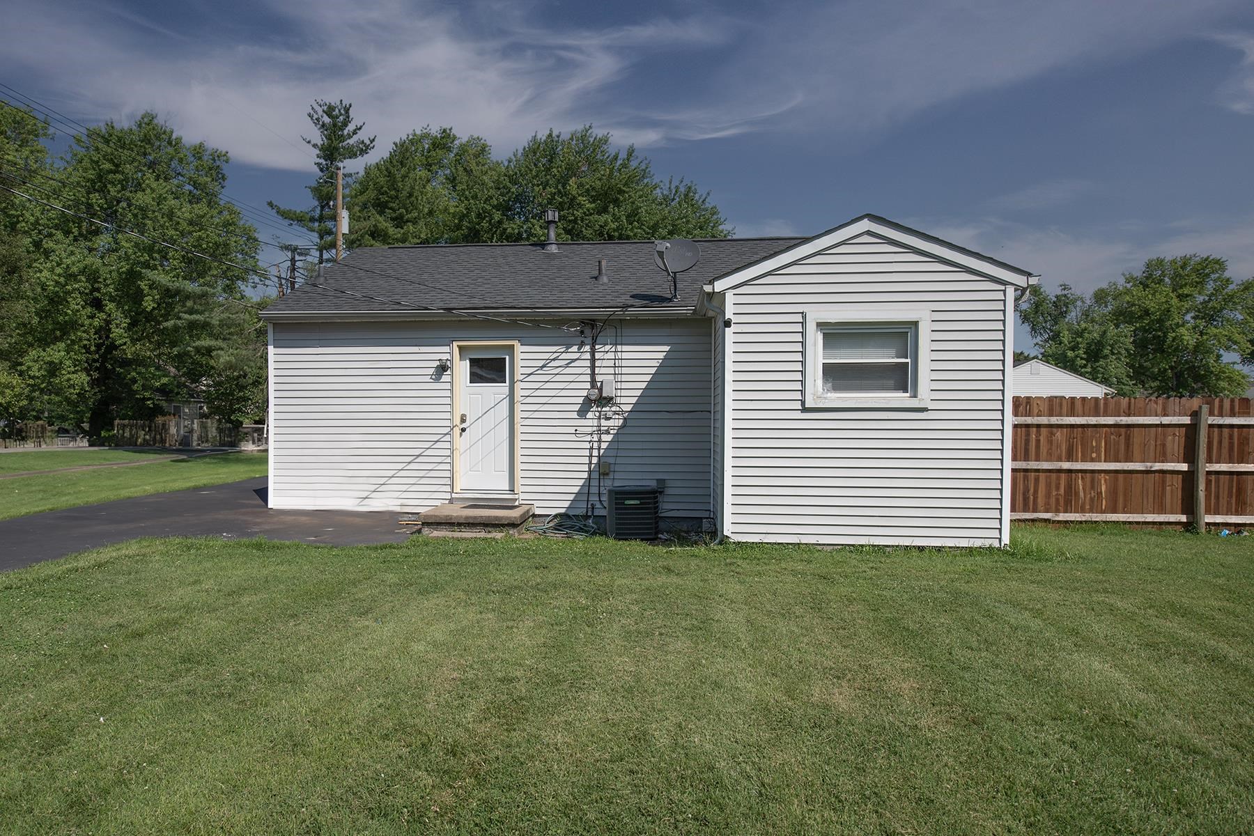 2704 10th Street, Owensboro, Kentucky 42303, 2 Bedrooms Bedrooms, ,1 BathroomBathrooms,Single Family Residence,For Sale,10th Street,90083