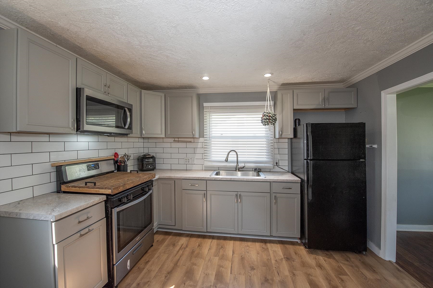 2704 10th Street, Owensboro, Kentucky 42303, 2 Bedrooms Bedrooms, ,1 BathroomBathrooms,Single Family Residence,For Sale,10th Street,90083