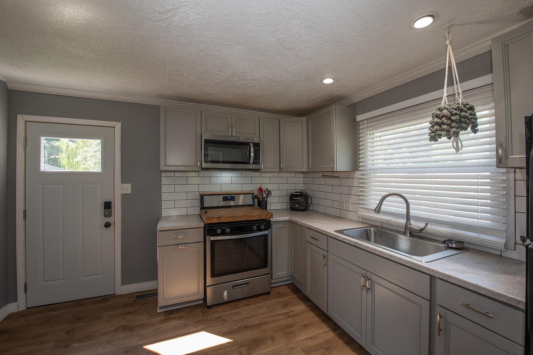 2704 10th Street, Owensboro, Kentucky 42303, 2 Bedrooms Bedrooms, ,1 BathroomBathrooms,Single Family Residence,For Sale,10th Street,90083