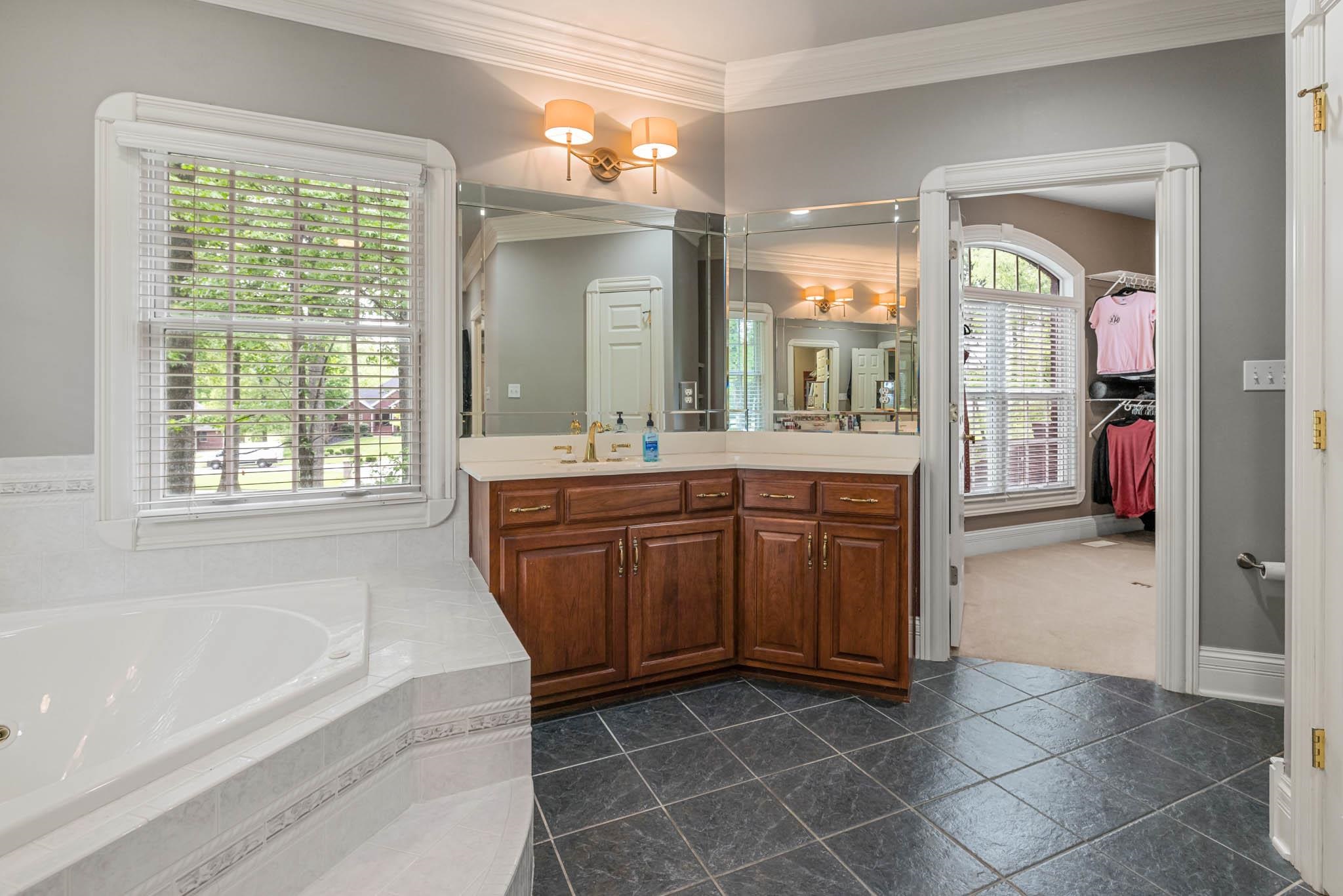 1650 Bedford Ct, Owensboro, Kentucky 42303, 4 Bedrooms Bedrooms, ,4 BathroomsBathrooms,Single Family Residence,For Sale,Bedford Ct,90112