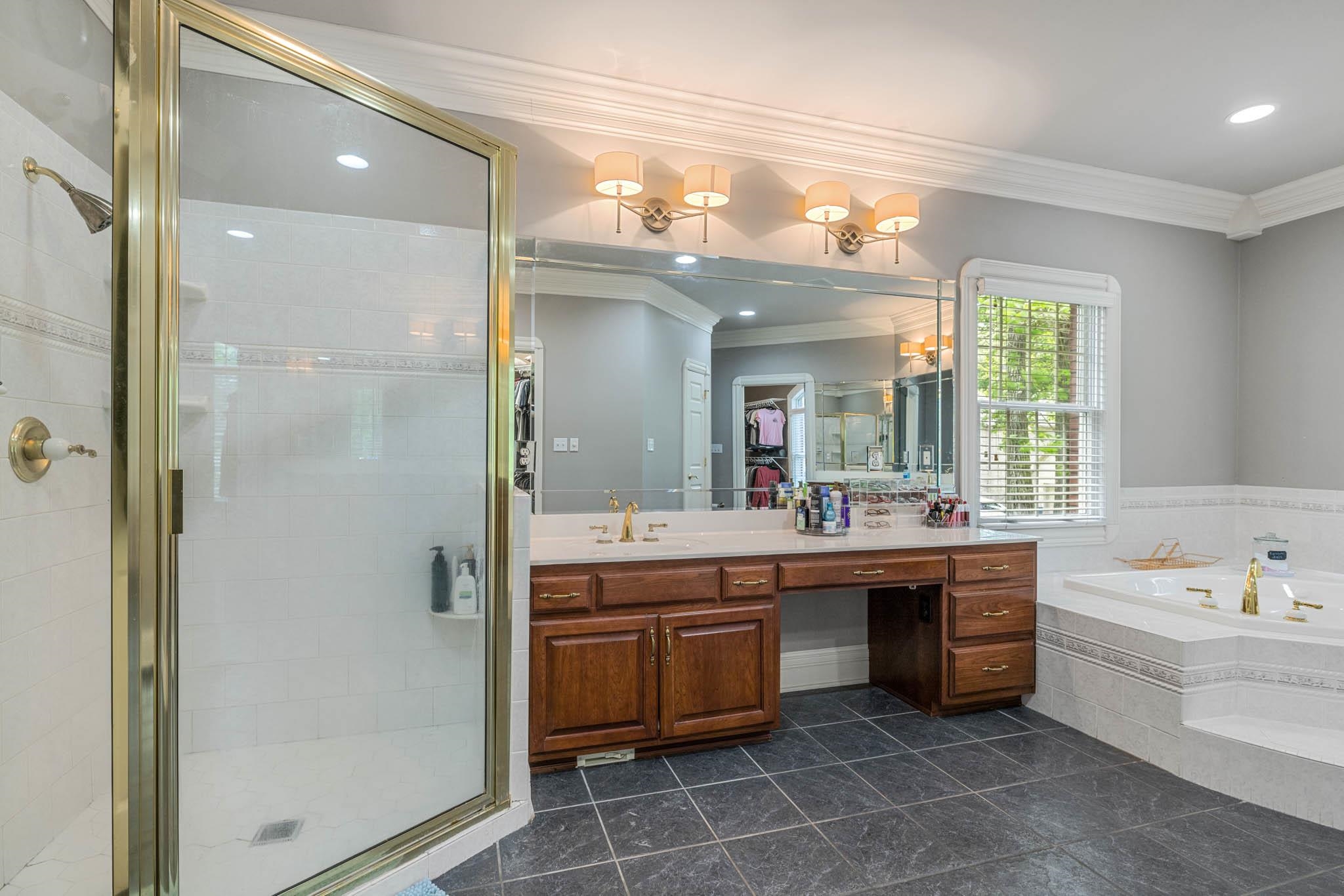 1650 Bedford Ct, Owensboro, Kentucky 42303, 4 Bedrooms Bedrooms, ,4 BathroomsBathrooms,Single Family Residence,For Sale,Bedford Ct,90112