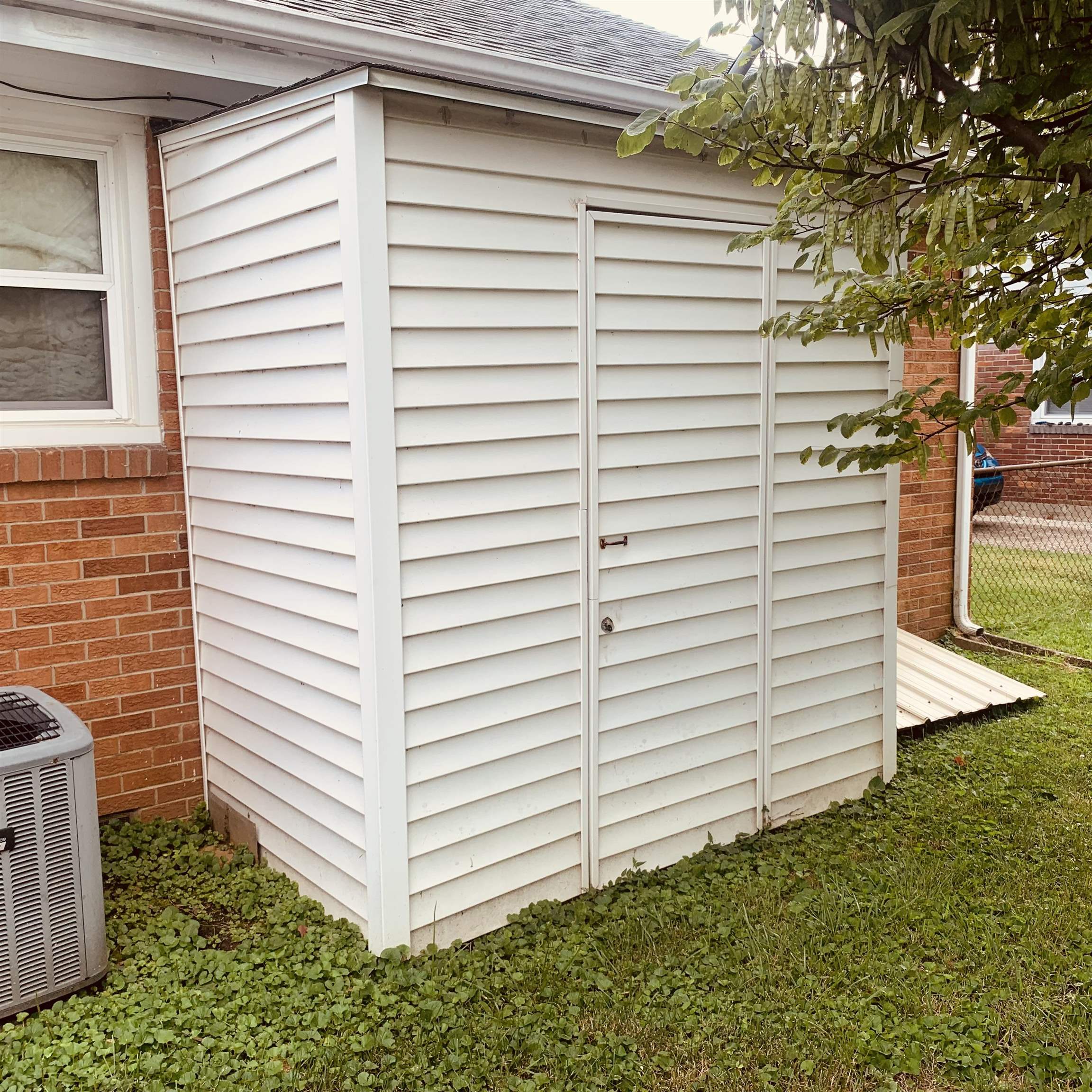 329 Holmes Drive, Owensboro, Kentucky 42303, 2 Bedrooms Bedrooms, ,1 BathroomBathrooms,Single Family Residence,For Sale,Holmes Drive,90121