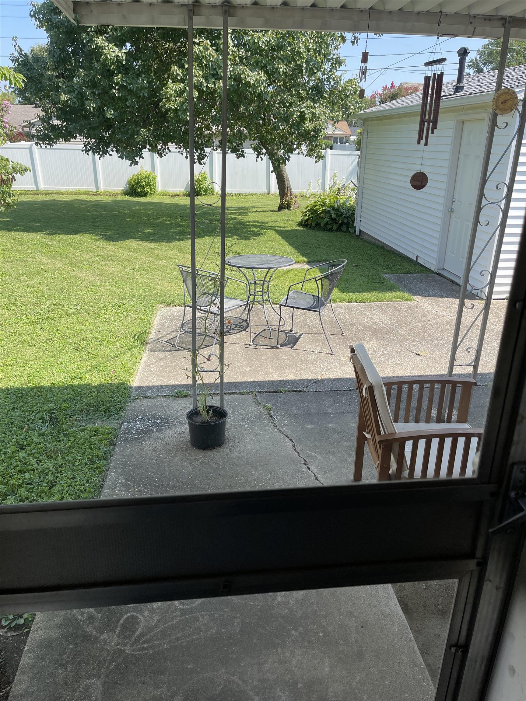 329 Holmes Drive, Owensboro, Kentucky 42303, 2 Bedrooms Bedrooms, ,1 BathroomBathrooms,Single Family Residence,For Sale,Holmes Drive,90121