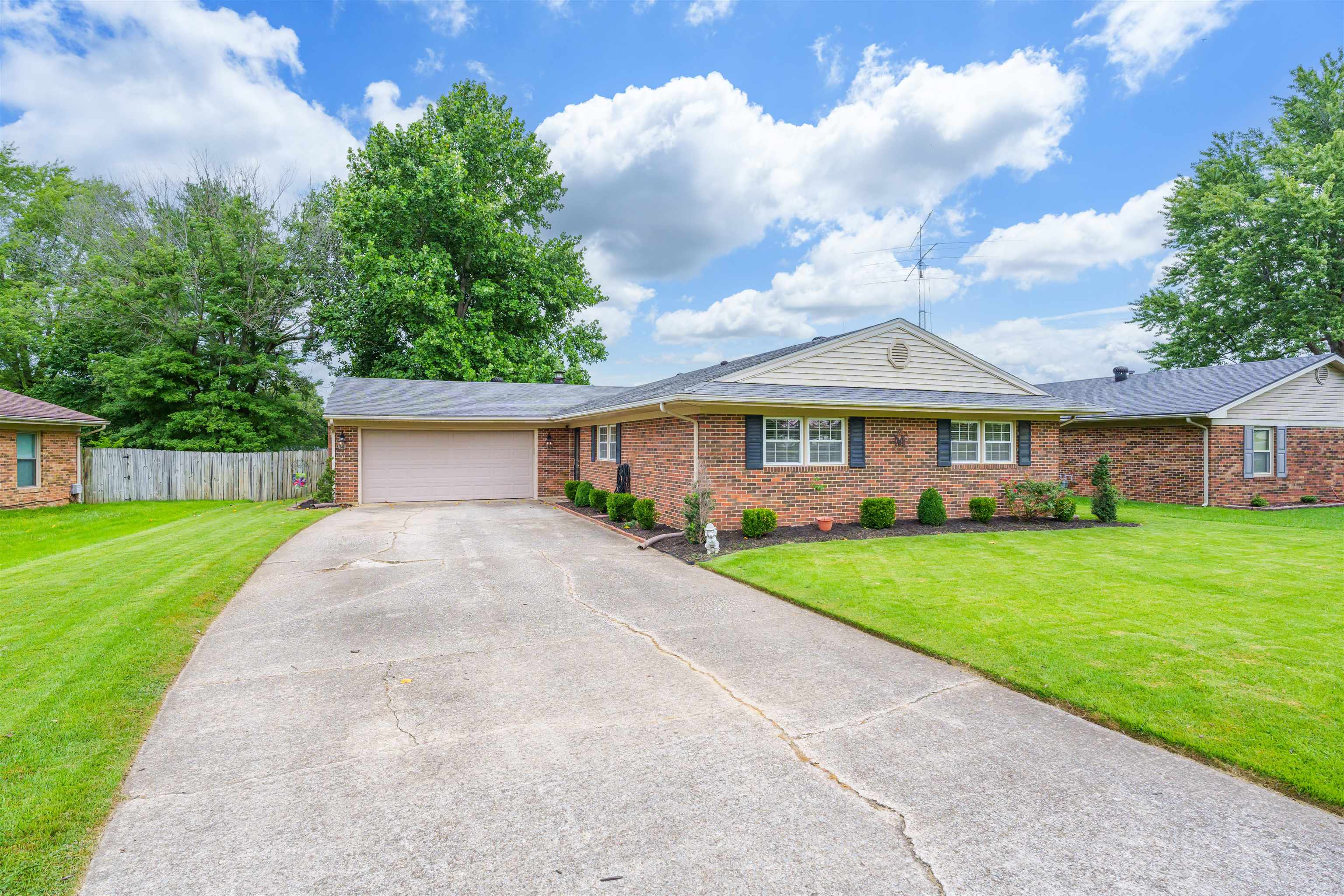 3523 Roundtable Loop, Owensboro, Kentucky 42303, 3 Bedrooms Bedrooms, ,2 BathroomsBathrooms,Single Family Residence,For Sale,Roundtable Loop,90128
