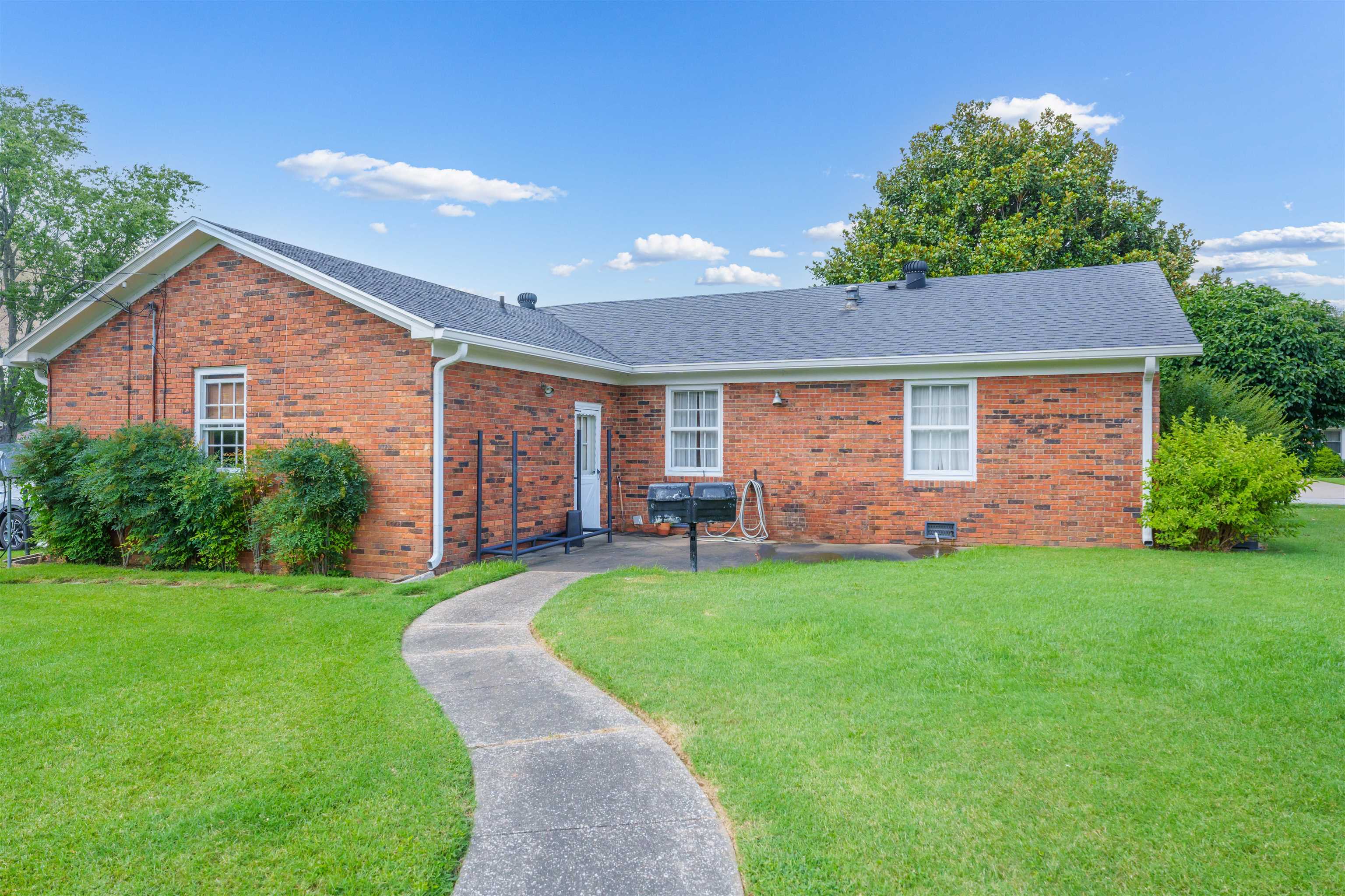 800 Parkway Drive, Owensboro, Kentucky 42303, 3 Bedrooms Bedrooms, ,1 BathroomBathrooms,Single Family Residence,For Sale,Parkway Drive,90149