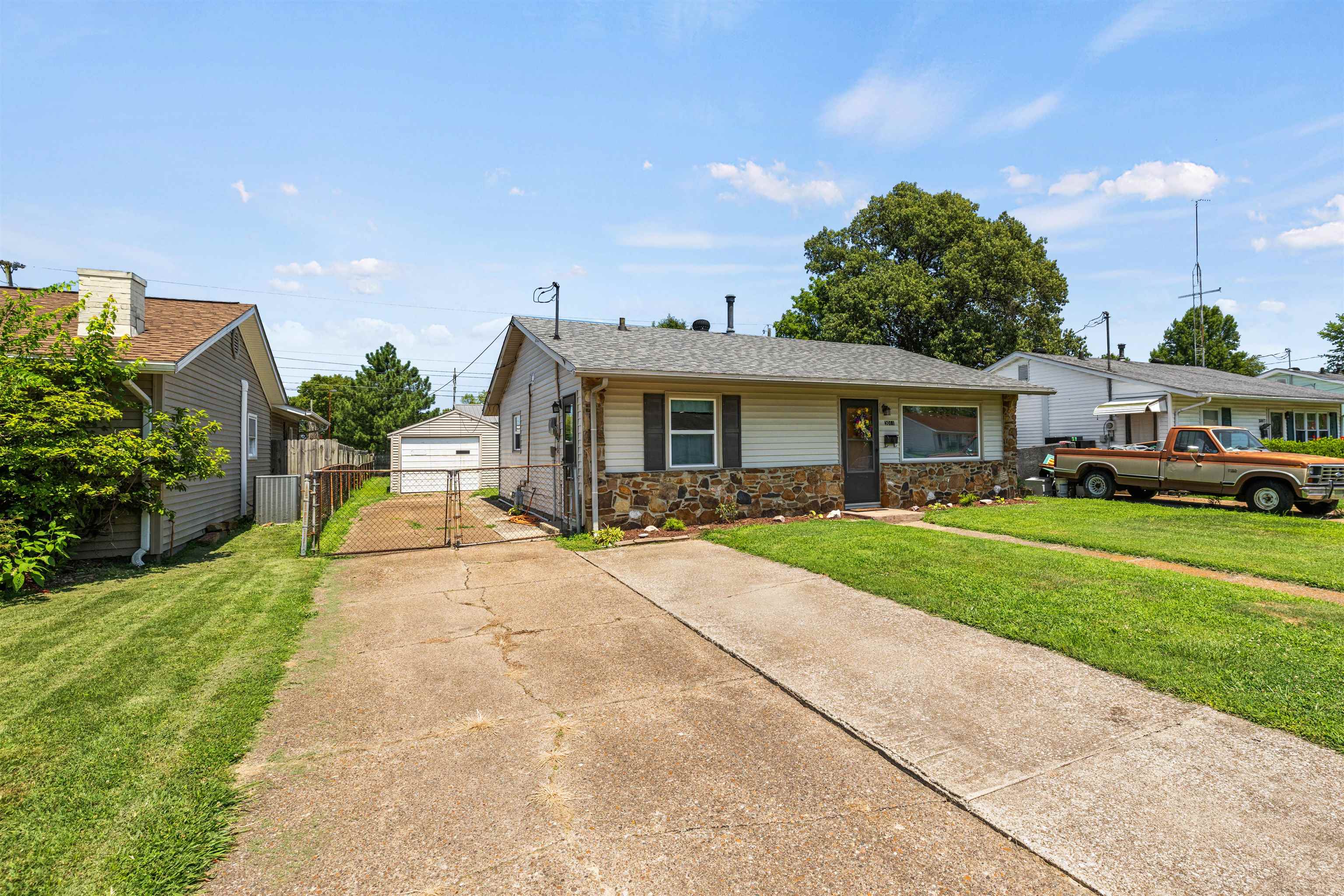 3011 Ridgewood Street, Owensboro, Kentucky 42301, 2 Bedrooms Bedrooms, ,1 BathroomBathrooms,Single Family Residence,For Sale,Ridgewood Street,90153