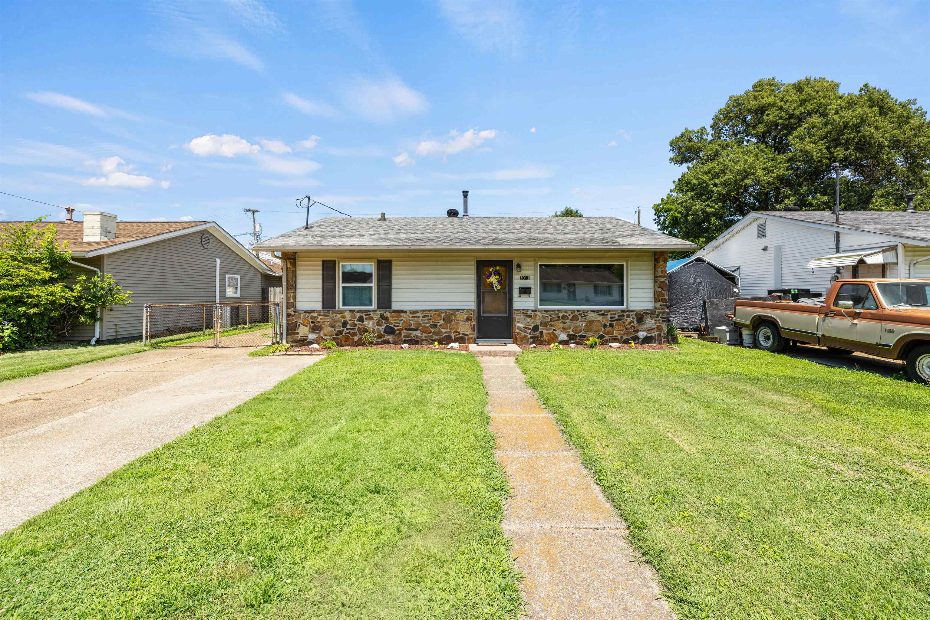 3011 Ridgewood Street, Owensboro, Kentucky 42301, 2 Bedrooms Bedrooms, ,1 BathroomBathrooms,Single Family Residence,For Sale,Ridgewood Street,90153