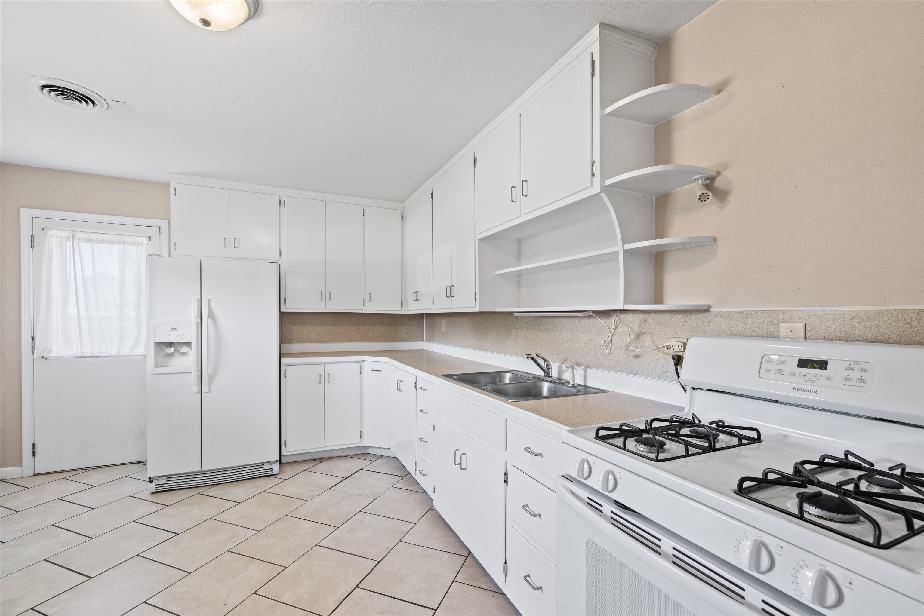 3011 Ridgewood Street, Owensboro, Kentucky 42301, 2 Bedrooms Bedrooms, ,1 BathroomBathrooms,Single Family Residence,For Sale,Ridgewood Street,90153
