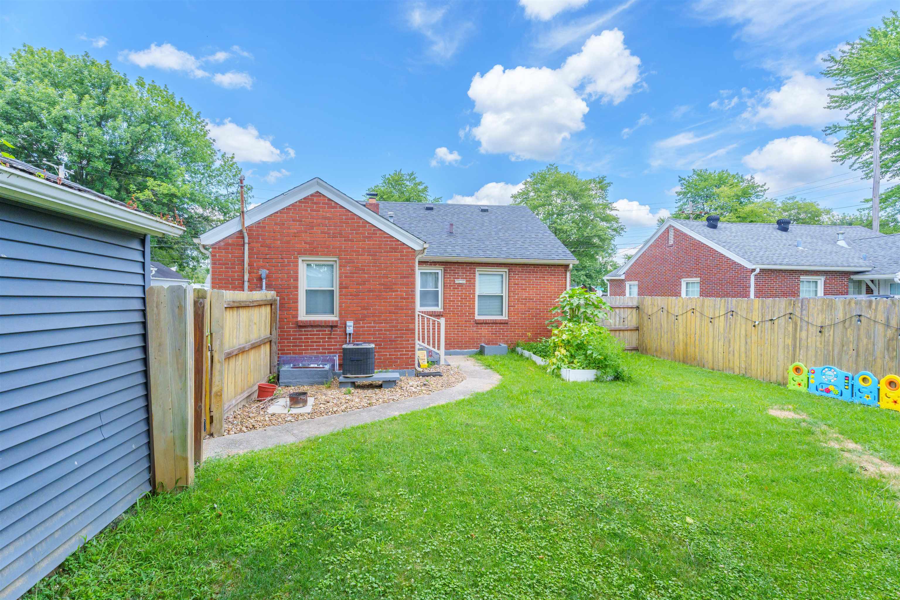 916 21 Street, Owensboro, Kentucky 42303, 2 Bedrooms Bedrooms, ,1 BathroomBathrooms,Single Family Residence,For Sale,21 Street,90185
