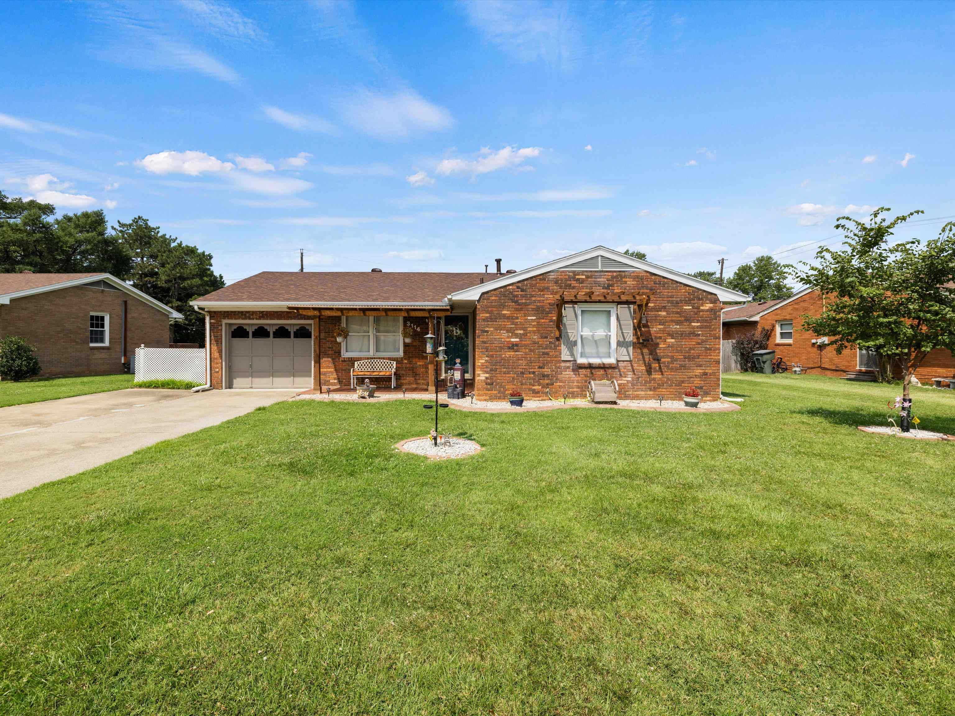 3114 Queens Way, Owensboro, Kentucky 42301, 3 Bedrooms Bedrooms, ,2 BathroomsBathrooms,Single Family Residence,For Sale,Queens Way,90207