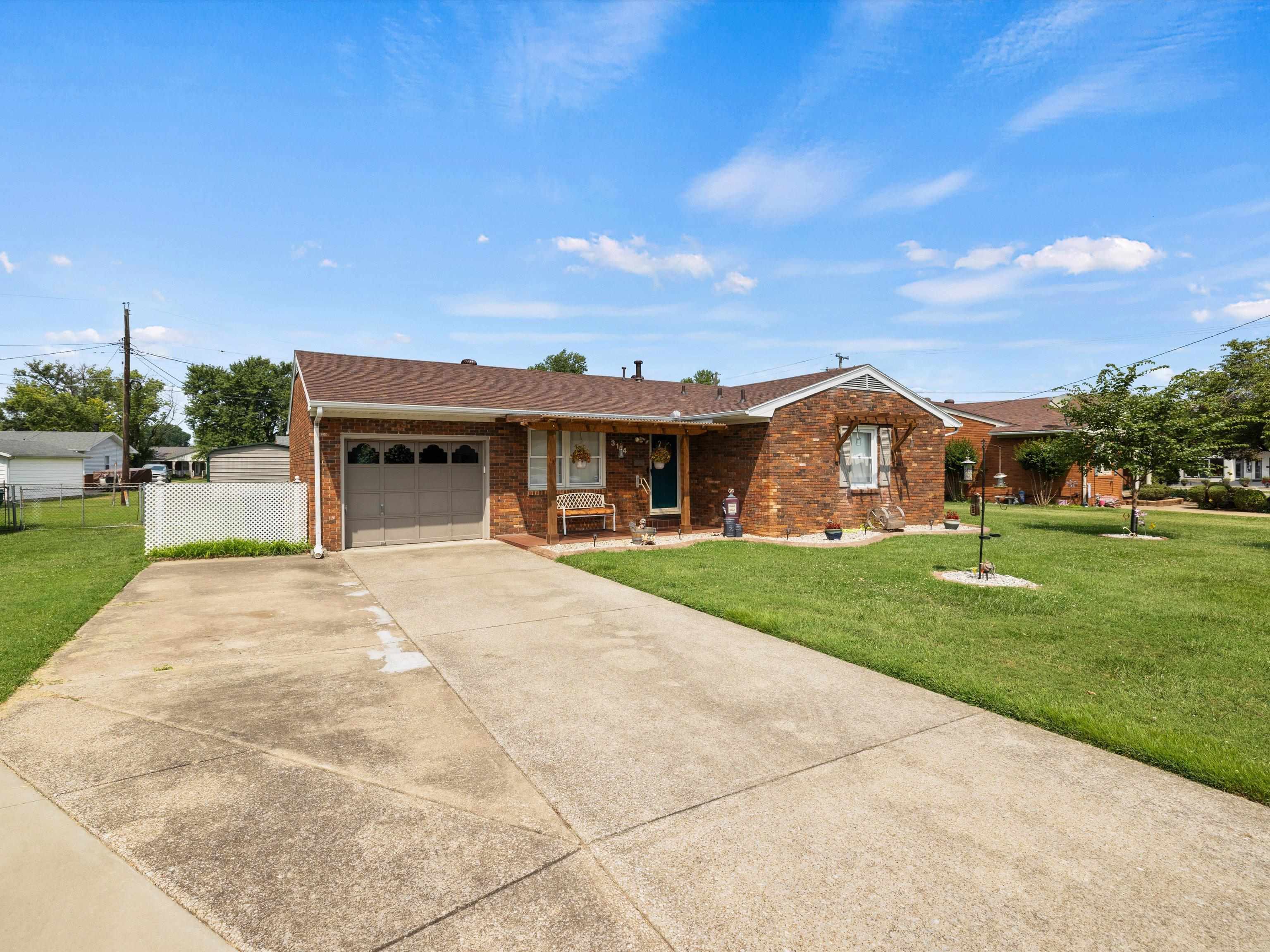 3114 Queens Way, Owensboro, Kentucky 42301, 3 Bedrooms Bedrooms, ,2 BathroomsBathrooms,Single Family Residence,For Sale,Queens Way,90207